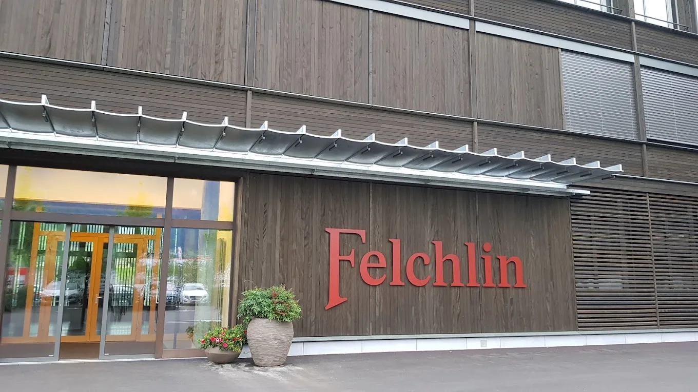 Firmengebäude der Ferrum Gruppe mit Firmenschriftzug in der Abenddämmerung