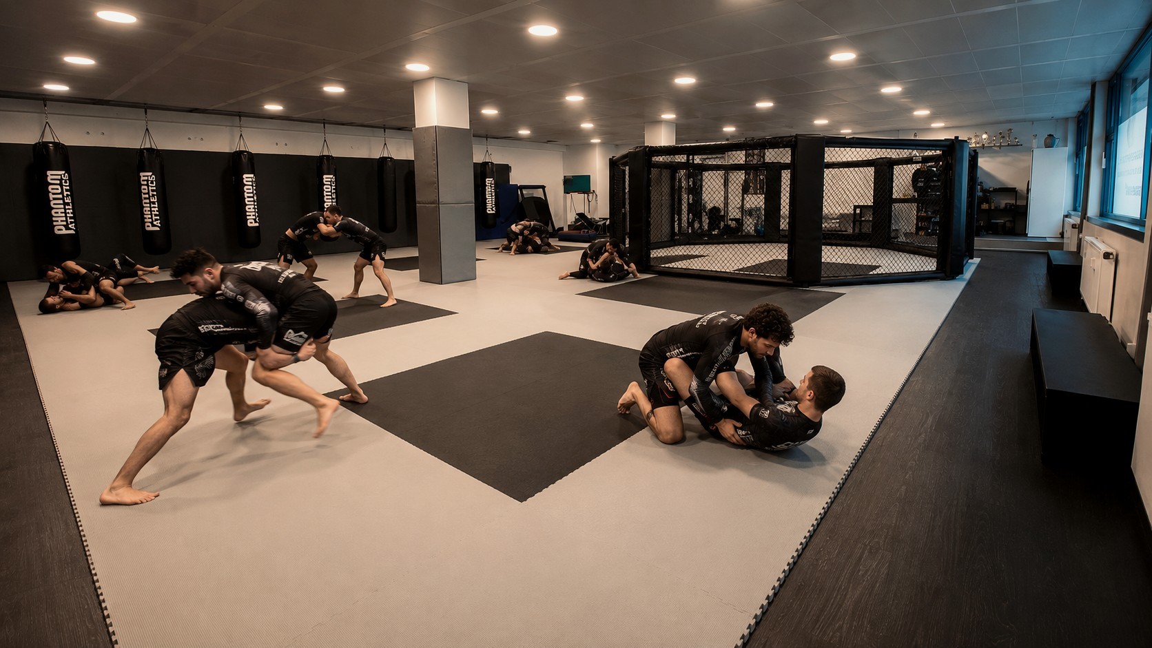 Frau beim Boxtraining am Elysium-MMA-Sandsack