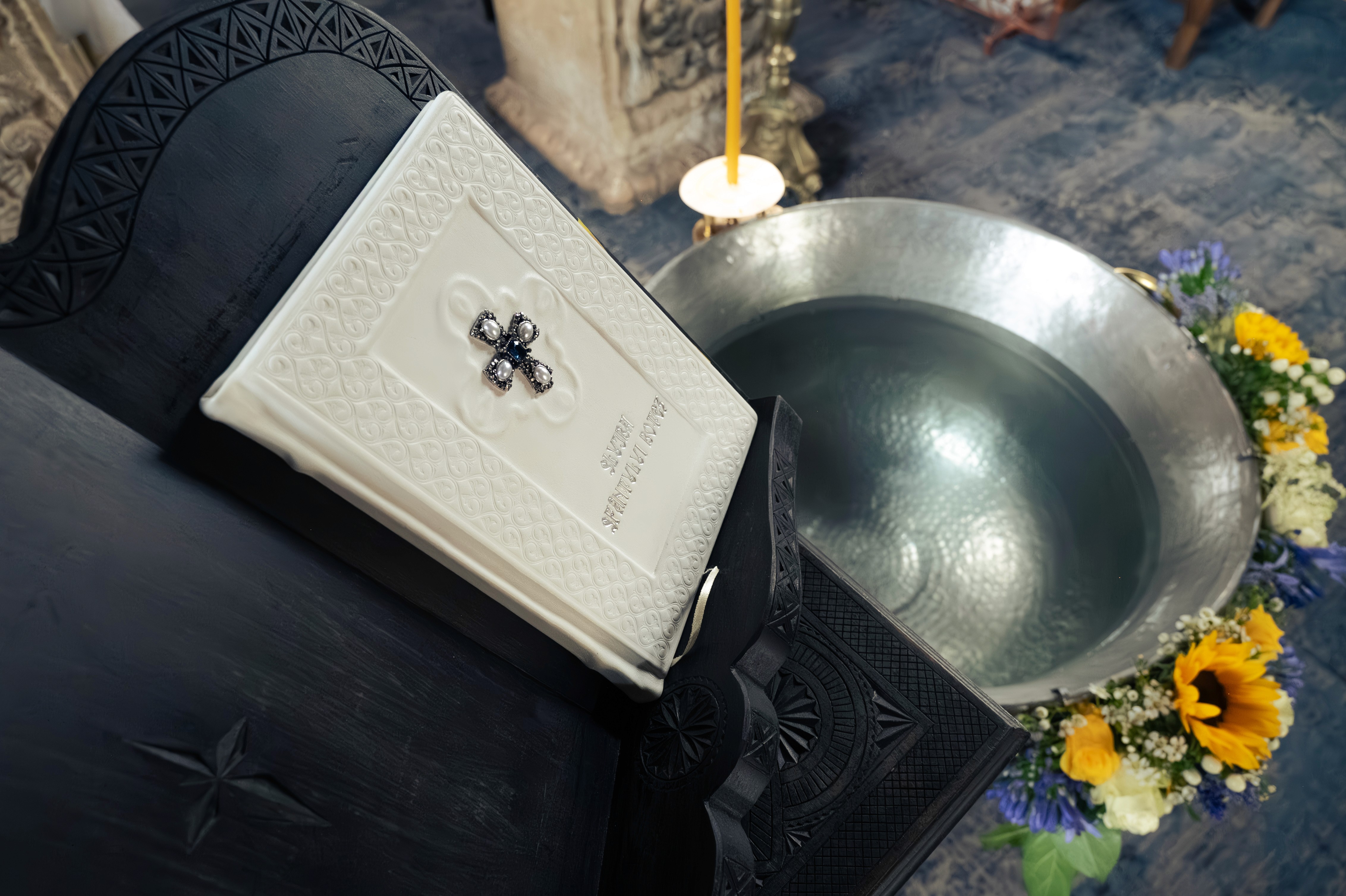 Cristelniță decorată pentru botez — fotografie de detaliu realizată în cadrul unui botez ortodox în București.