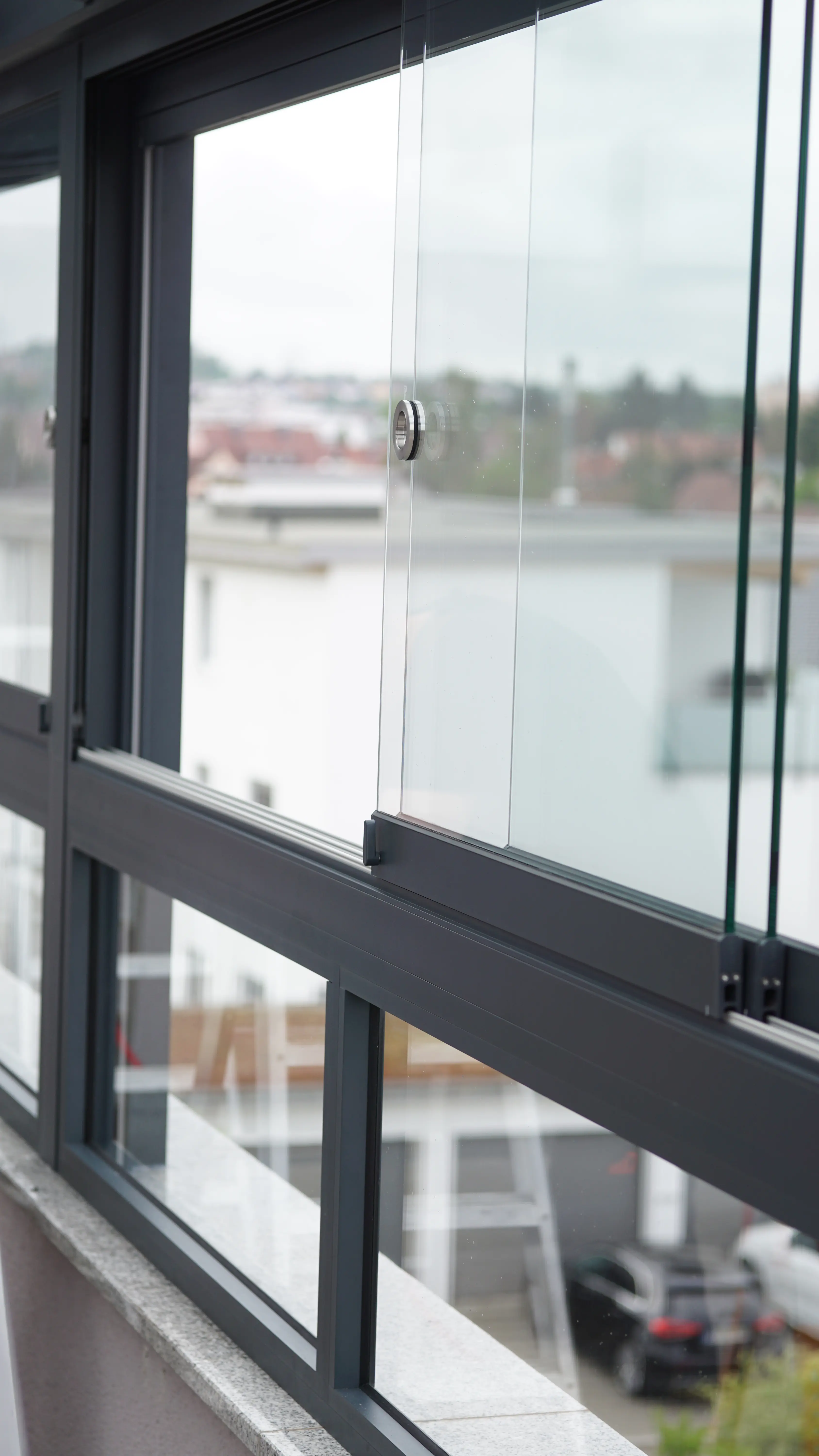 Rahmenlose Glasschiebeelemente einer Terrassenverglasung im Detail