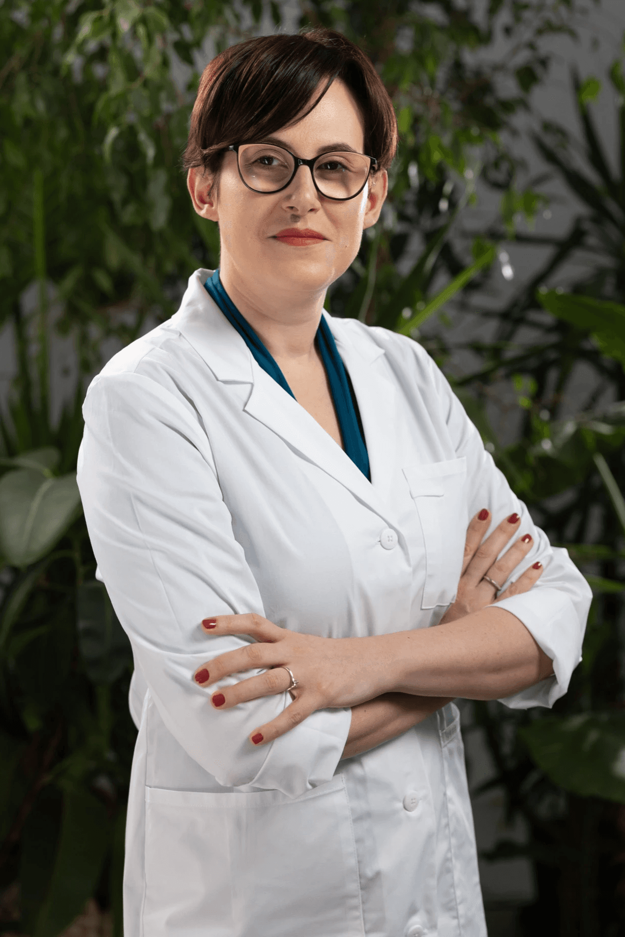 woman wearing gray long-sleeved shirt facing the sea