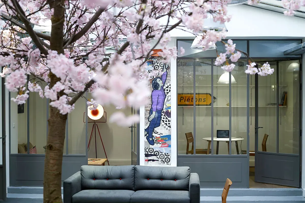 breaux agence de communication avec un patio et un canapé gris — photo design intérieur Lille | Anteale Yann Manac’h 2025