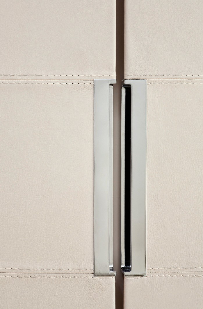 dettaglio maniglia mobile pelle