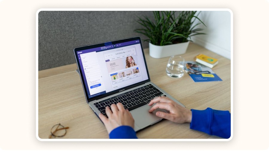 Un homme qui utilise un ordinateur