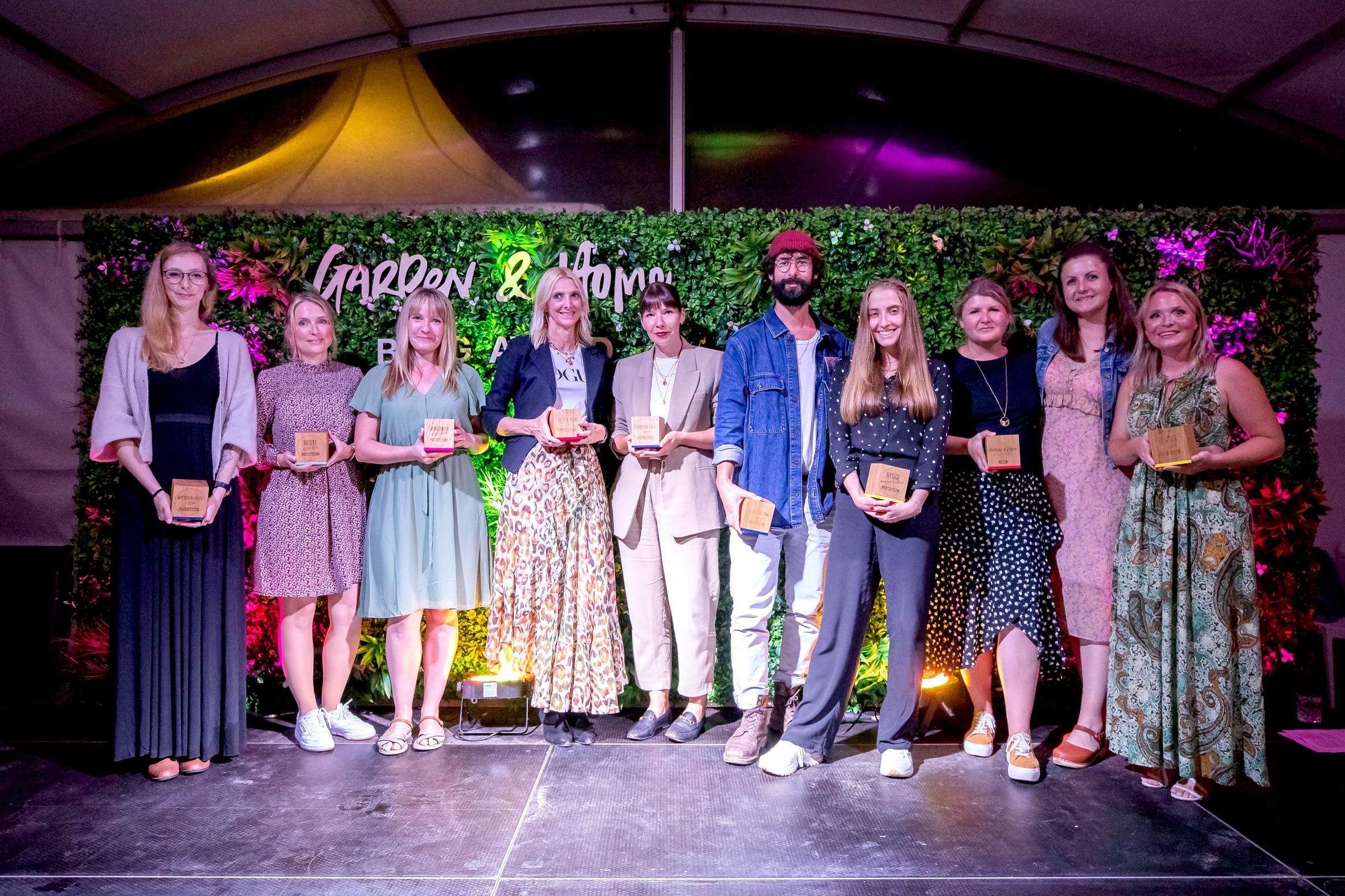 Die Gewinner:innen des Garden & Home Blog Awards 2021 präsentieren auf der Bühne ihre Awards.