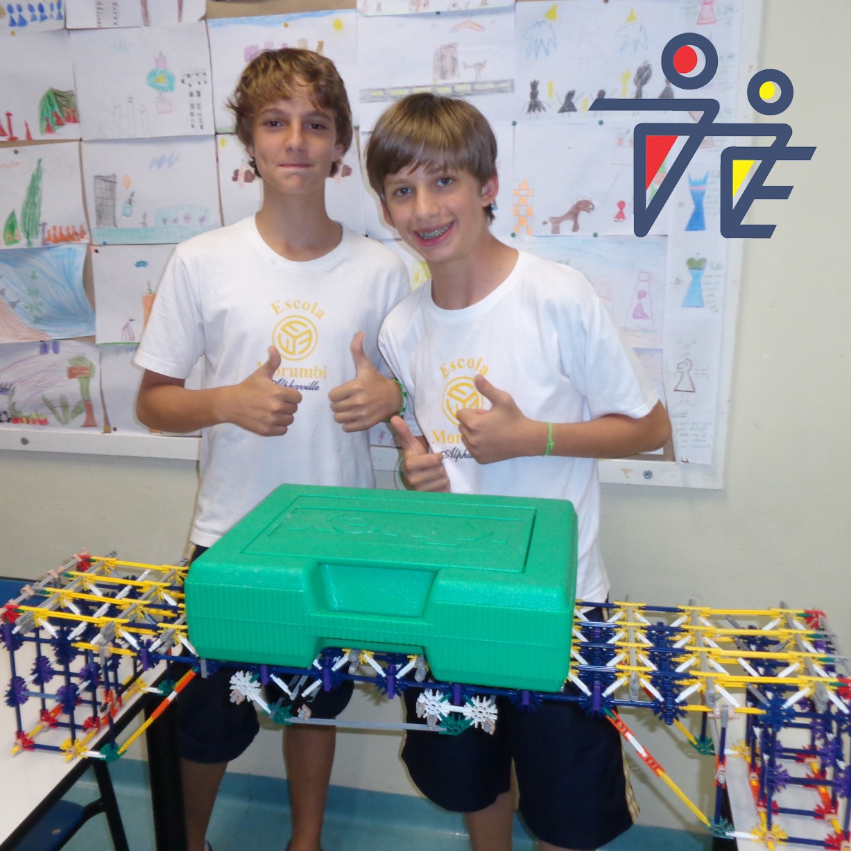 Crianças montando uma ponte com peças coloridas