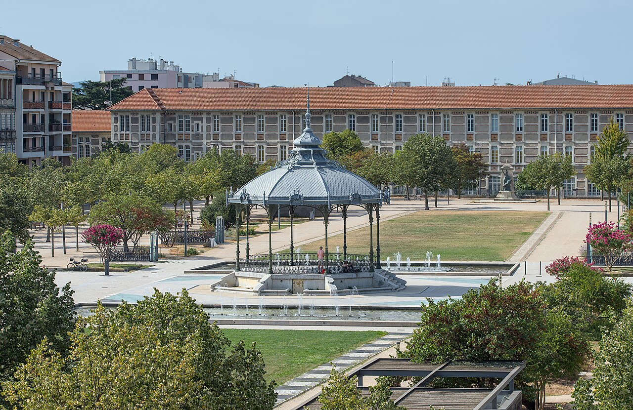 Le kiosque Peynet et l’esplanade du Champ-de-Mars à Valence, dans la Drôme.