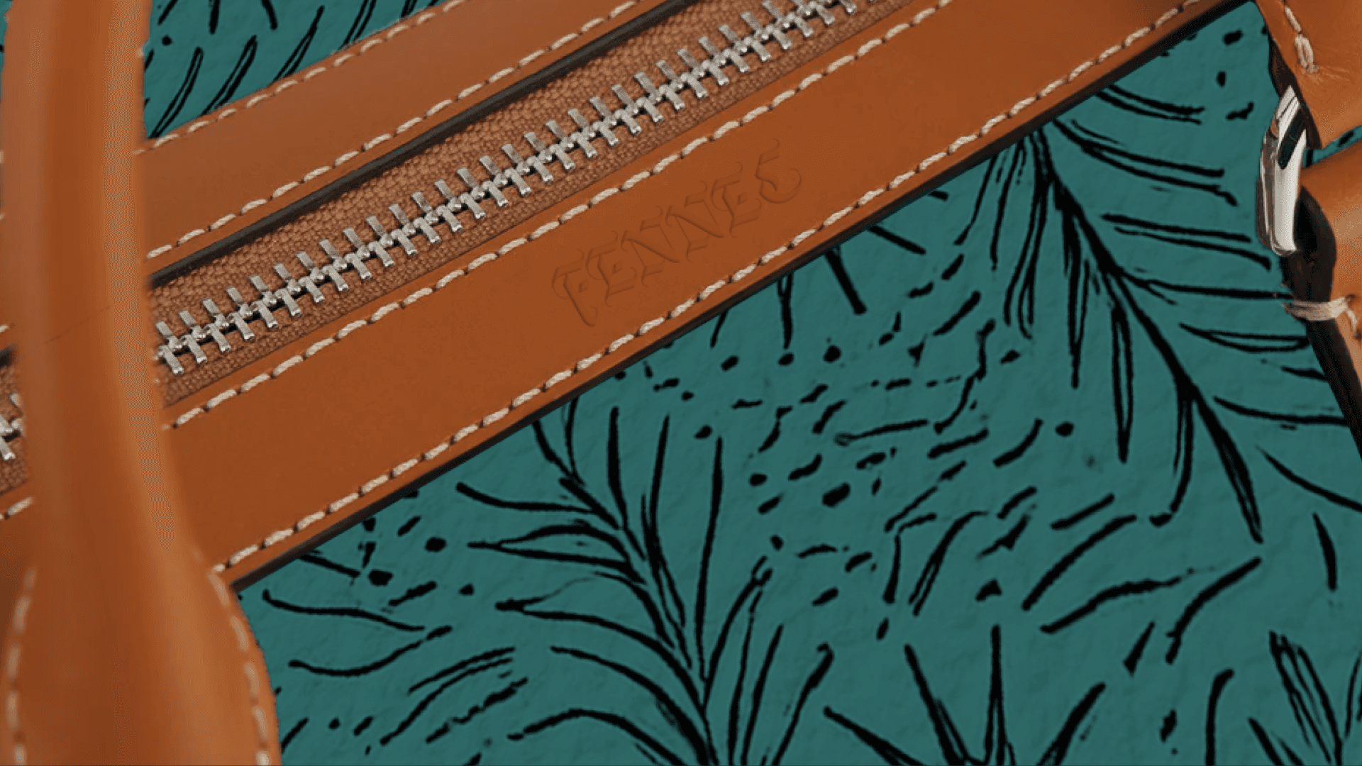 Un détail élégant sur le sac Fennec, où le logo est subtilement gravé sur le cuir, symbolisant l'authenticité du savoir-faire et l'ancrage dans une tradition qui mêle luxe et minimalisme. Le fond vibrant renforce l'aspect chic et résolument moderne.