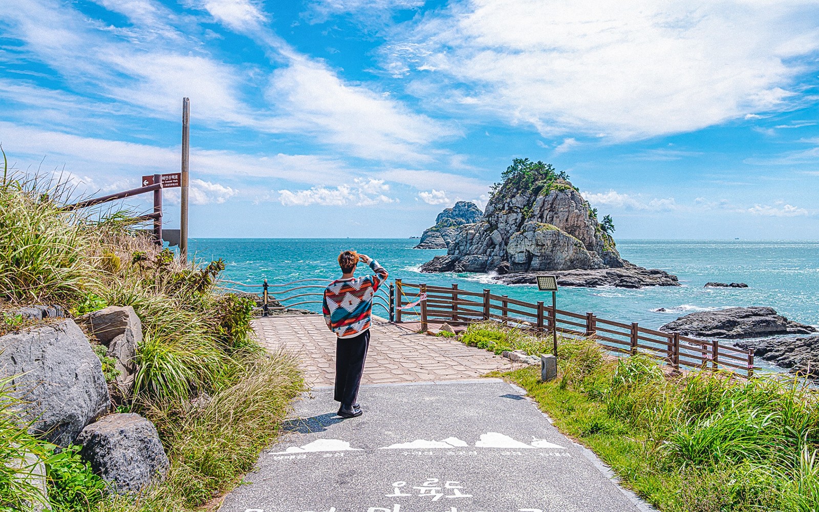 Besucher, der die felsige Küste im Blueline Park, Busan, während der eintägigen Stadttour besichtigt.