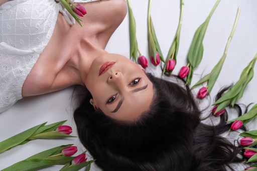 Portret feminin creativ realizat într-o ședință foto studio București cu flori