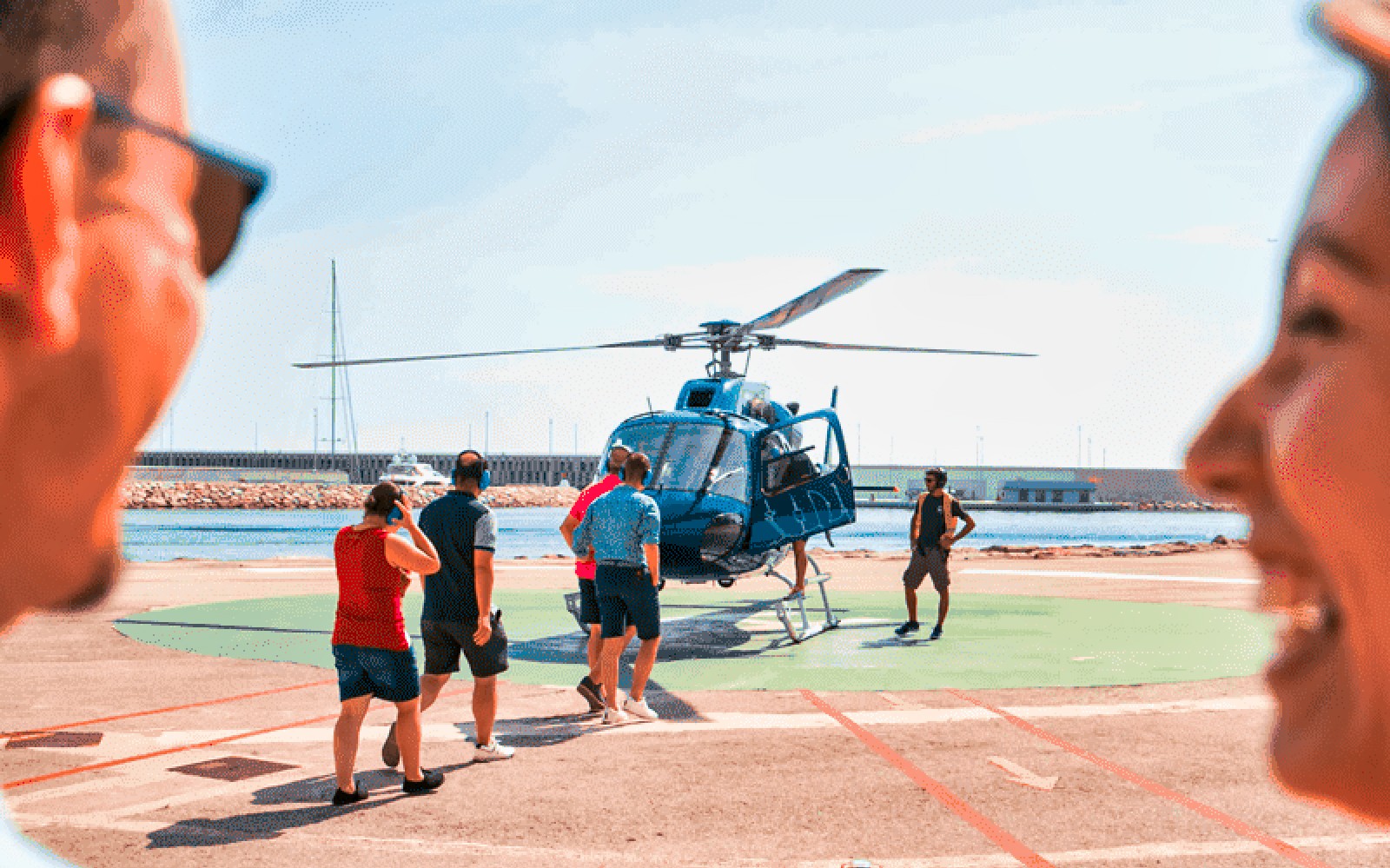 游客登上直升机，在巴塞罗那体验一场风景优美的飞行。