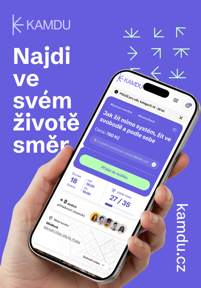 Mockup plakátu Kamdu s heslem Najdi ve svém životě směr a telefonem v ruce