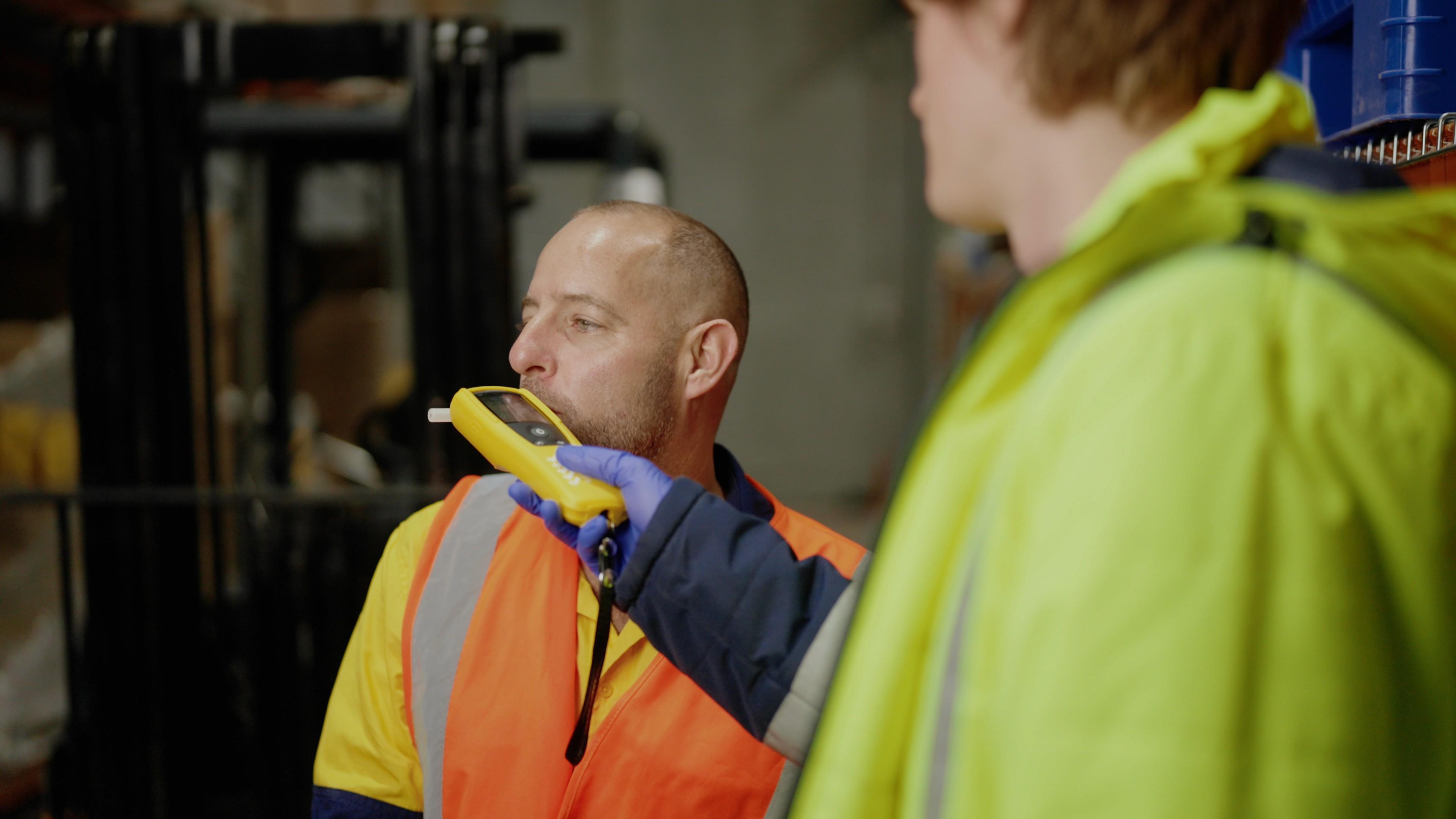 Aplicação de programas contínuos de testes de álcool e drogas em empresas.