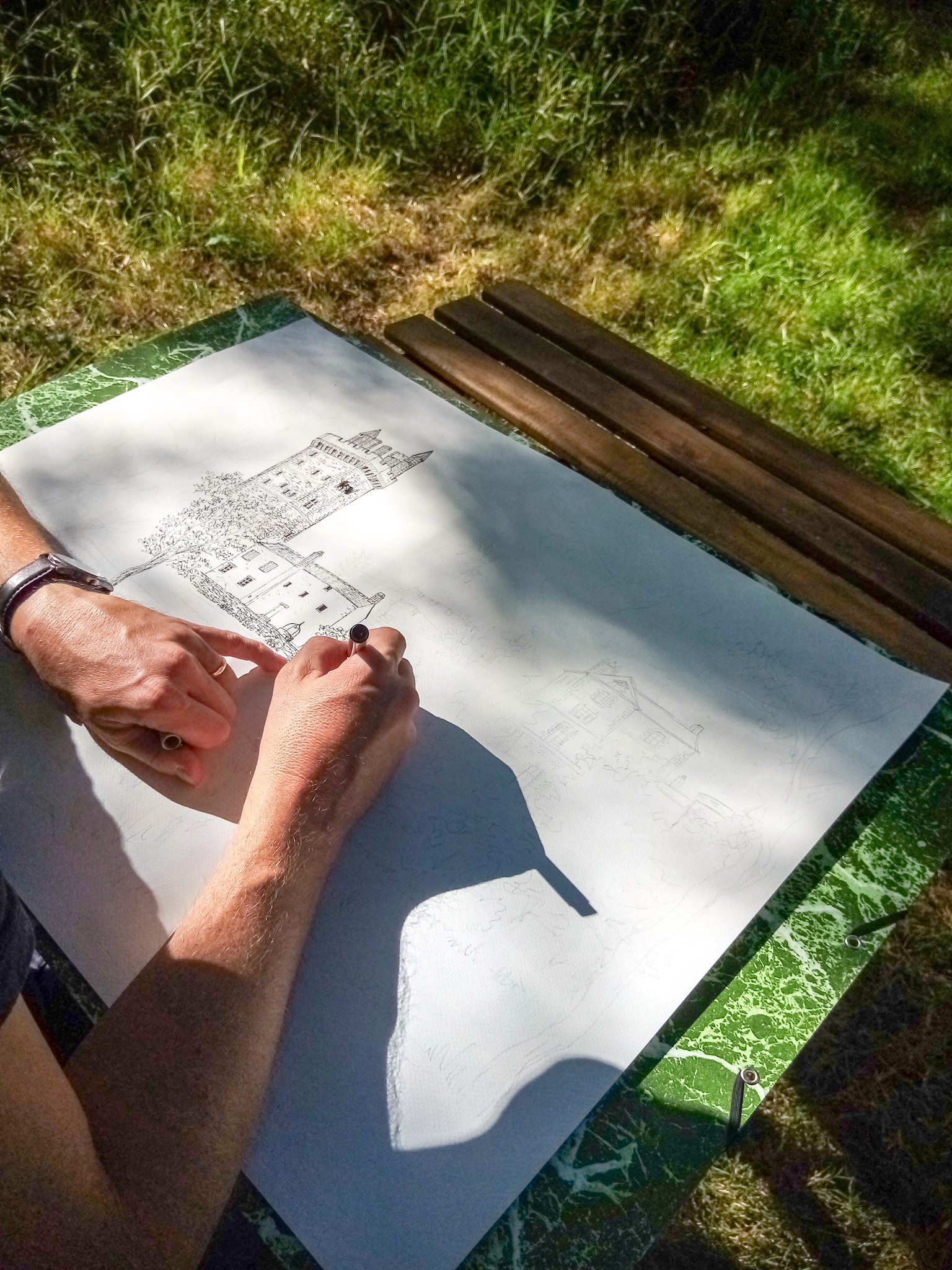 Mains en train de dessiner