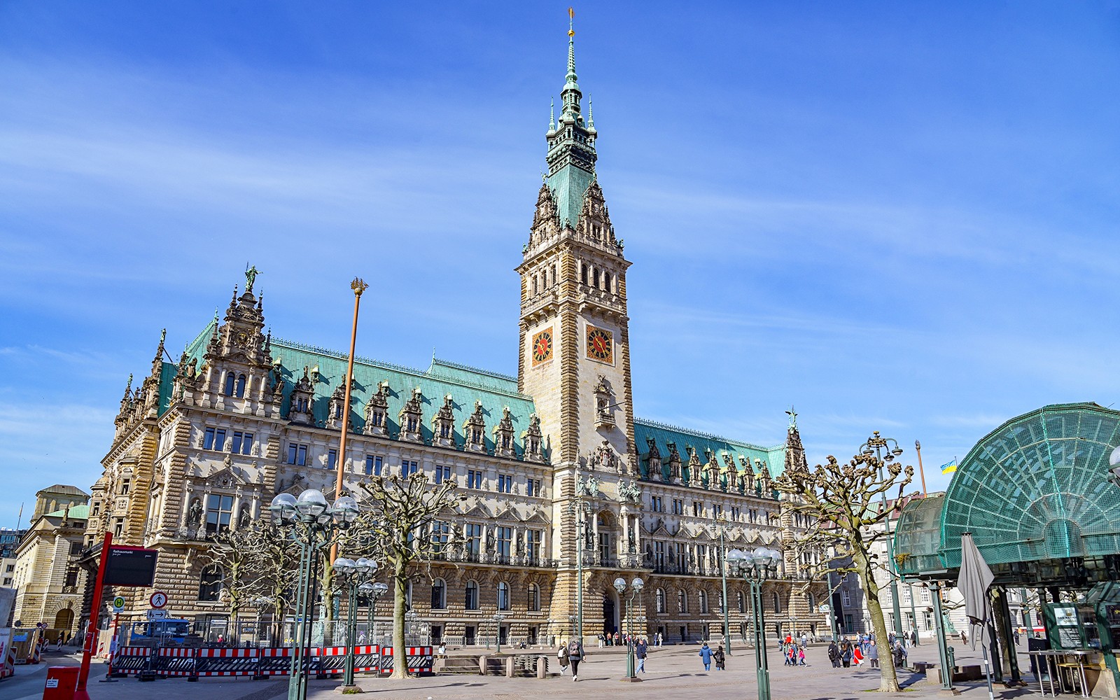 汉堡市政厅与游客,作为随上随下巴士之旅的一部分。