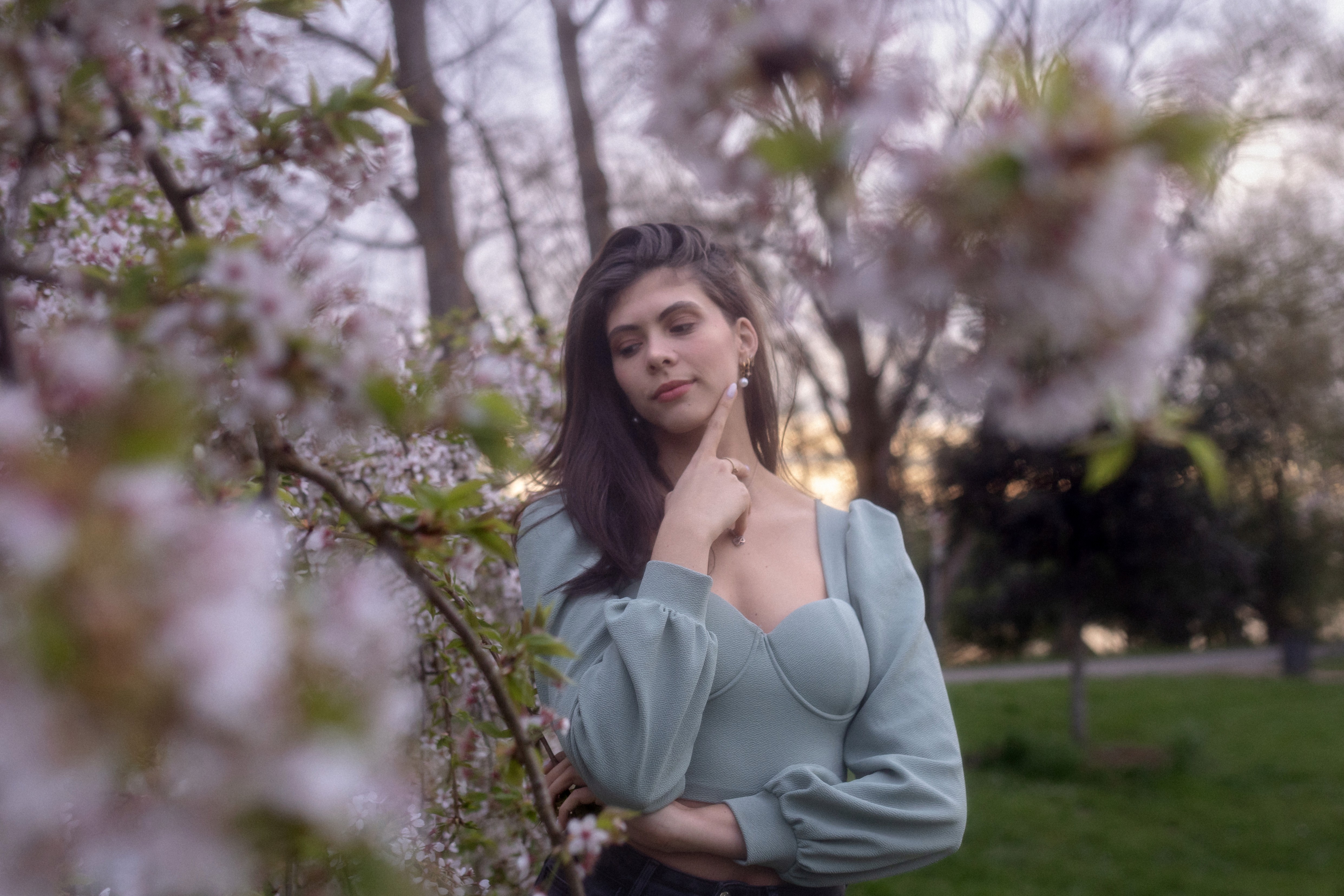 femme avec des cerisiers à Tours