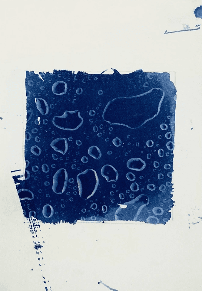 Abstrakte blaue Strukturen auf Papier, erzeugt durch unterschiedliche Belichtungsstärken und UV-Licht im Cyanotypie-Prozess.