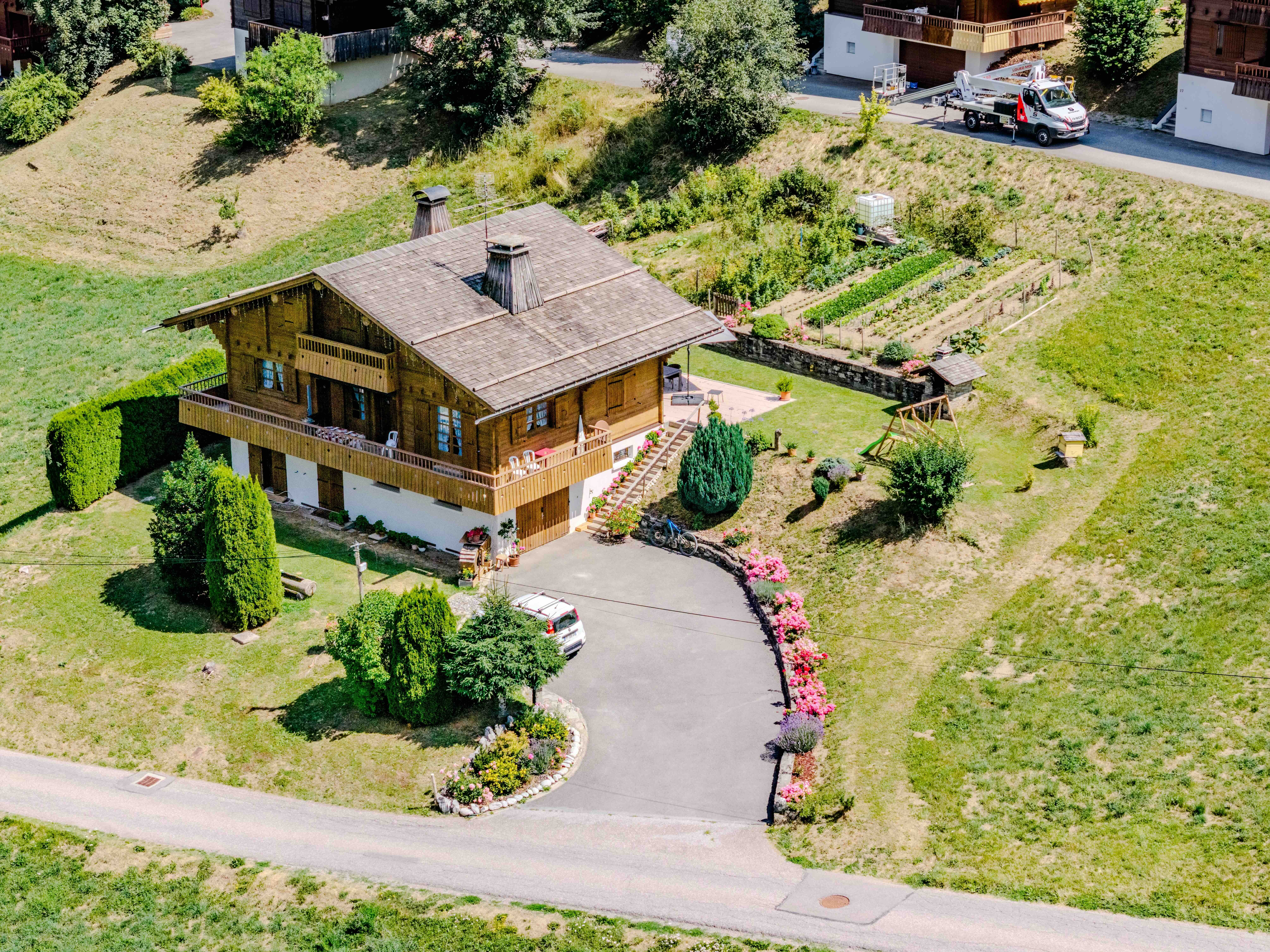 Chalet de montagne situé à La Clusaz, prise de vue en drone.