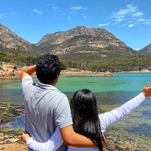 蜜月湾的水晶般清澈的海水和背景中的障碍山