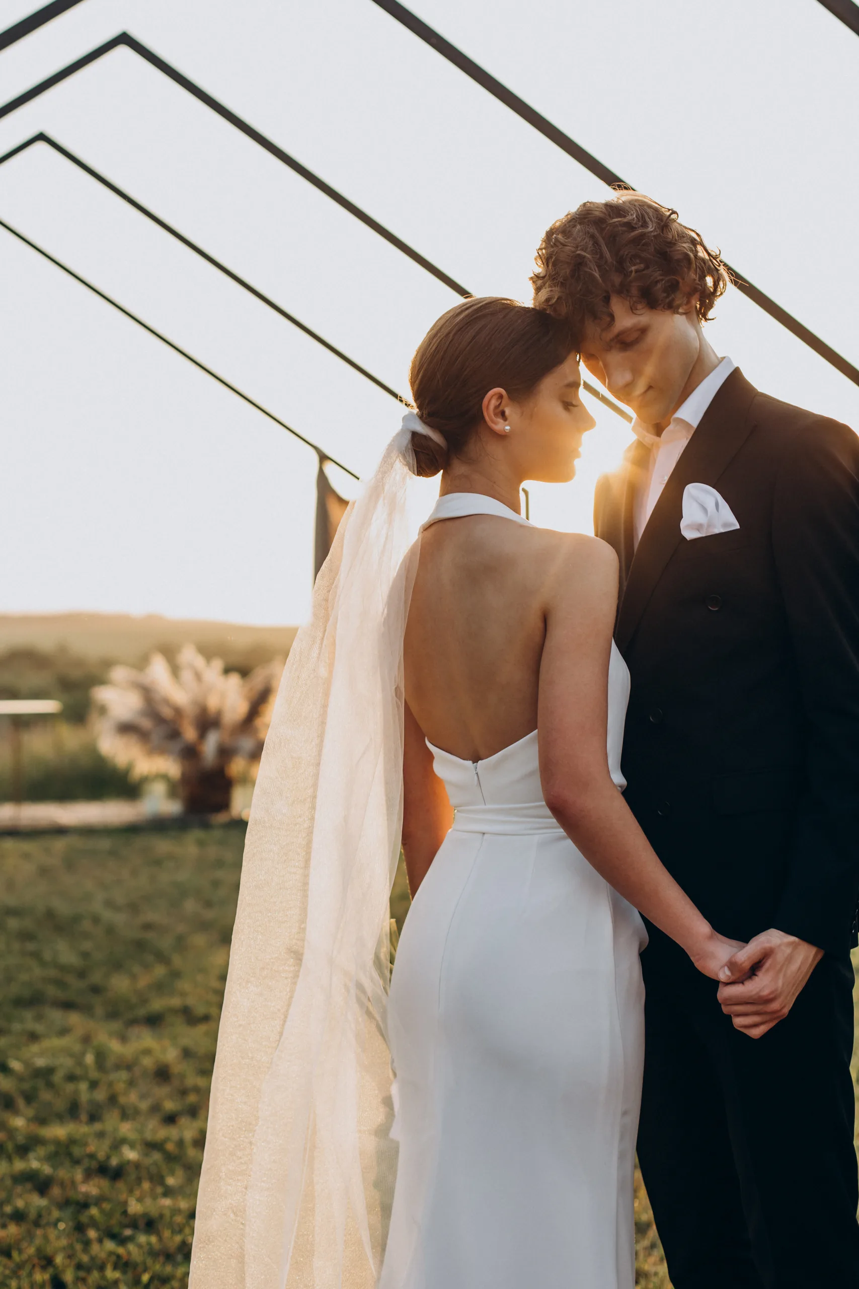 casal em ensaio fotográfico romântico ao ar livre