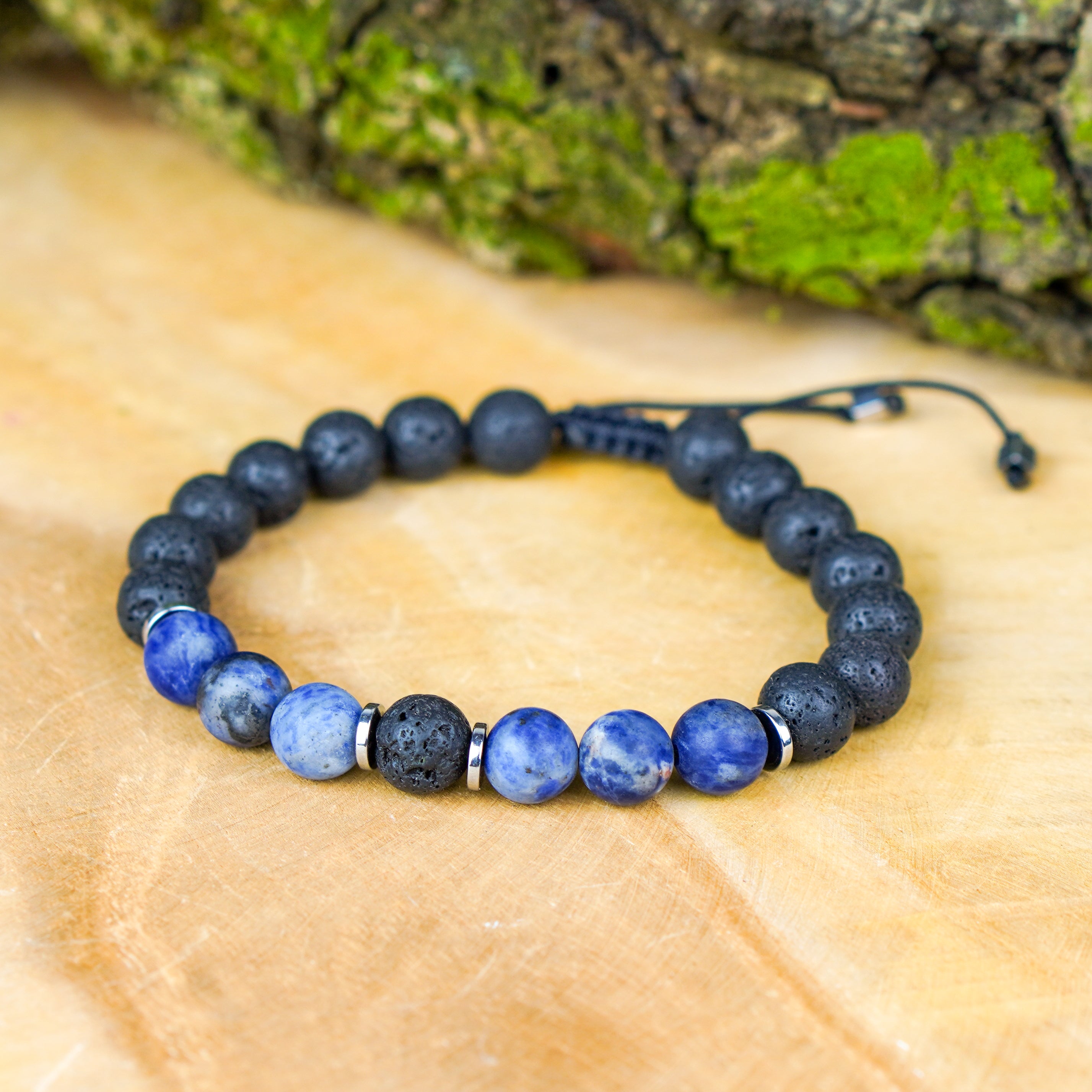 Detal bransoletki CORE z kamieni – sodalit w centrum, otoczony lawą i hematytem w surowym, męskim stylu.