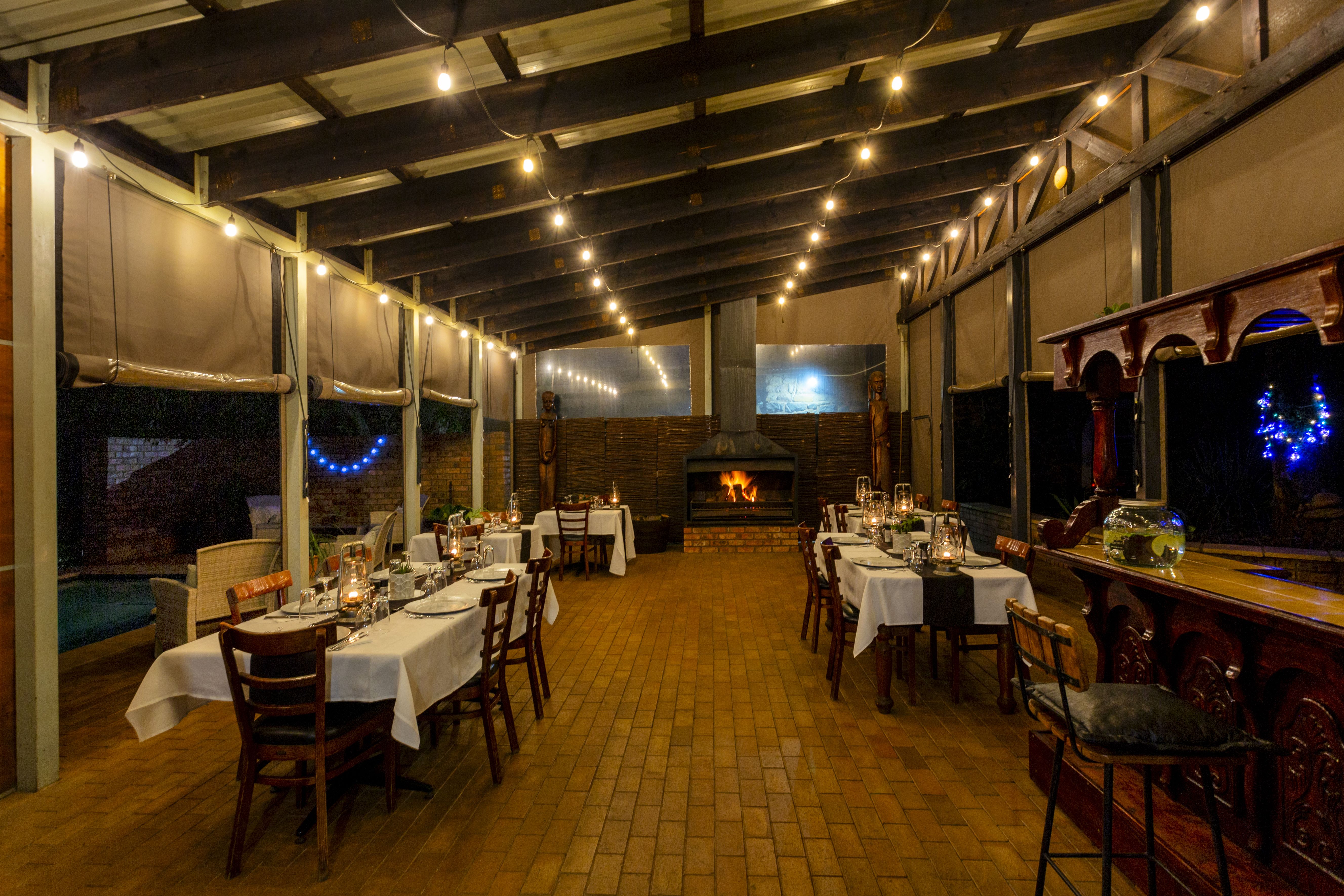 Kilimanjaro Elephant Ride, Arusha, Tanzania. En kvinna sitter och läser utanför ett tält uppsatt i vildmarken.