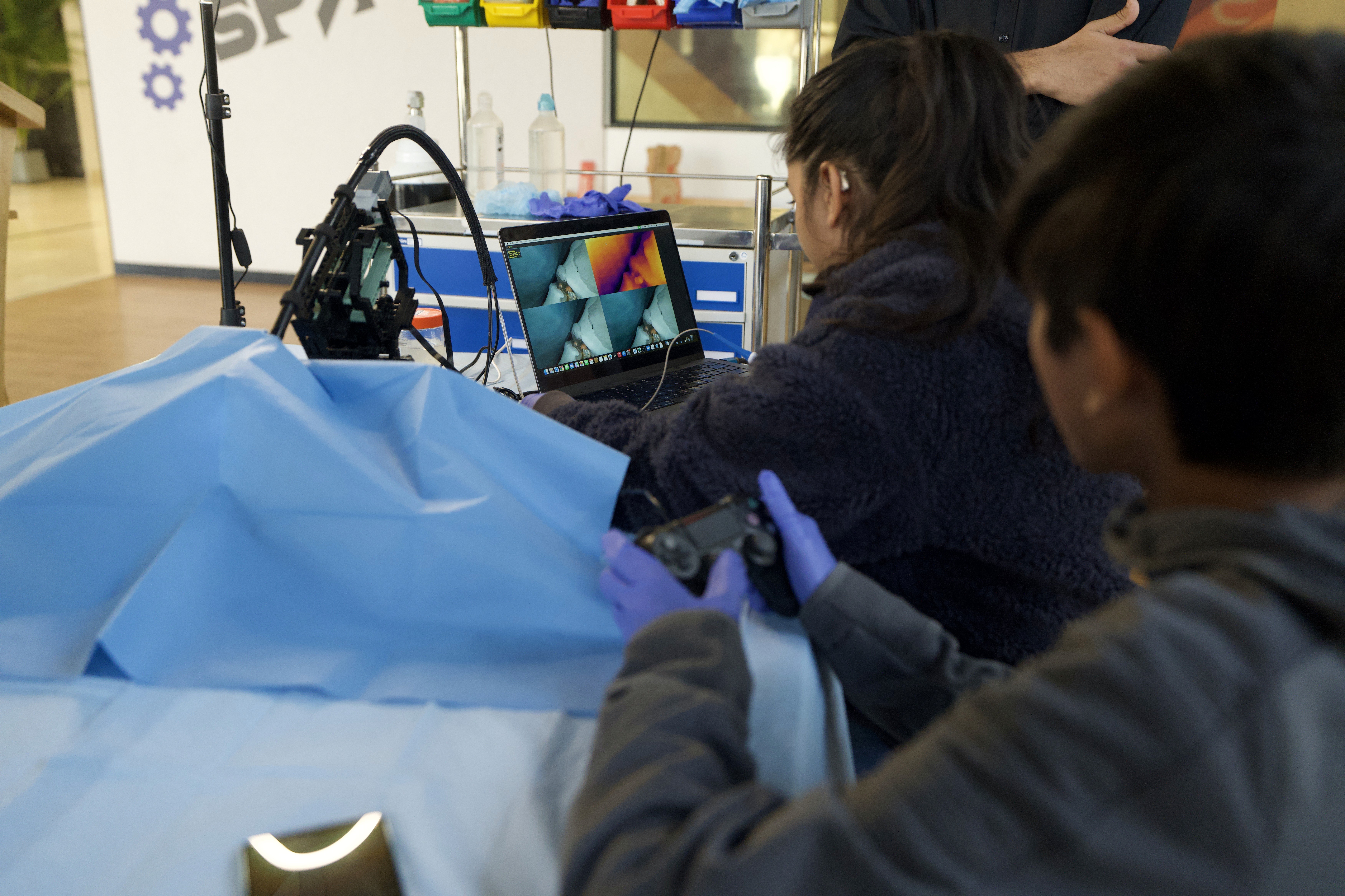 IB students using AI in surgical simulation lab