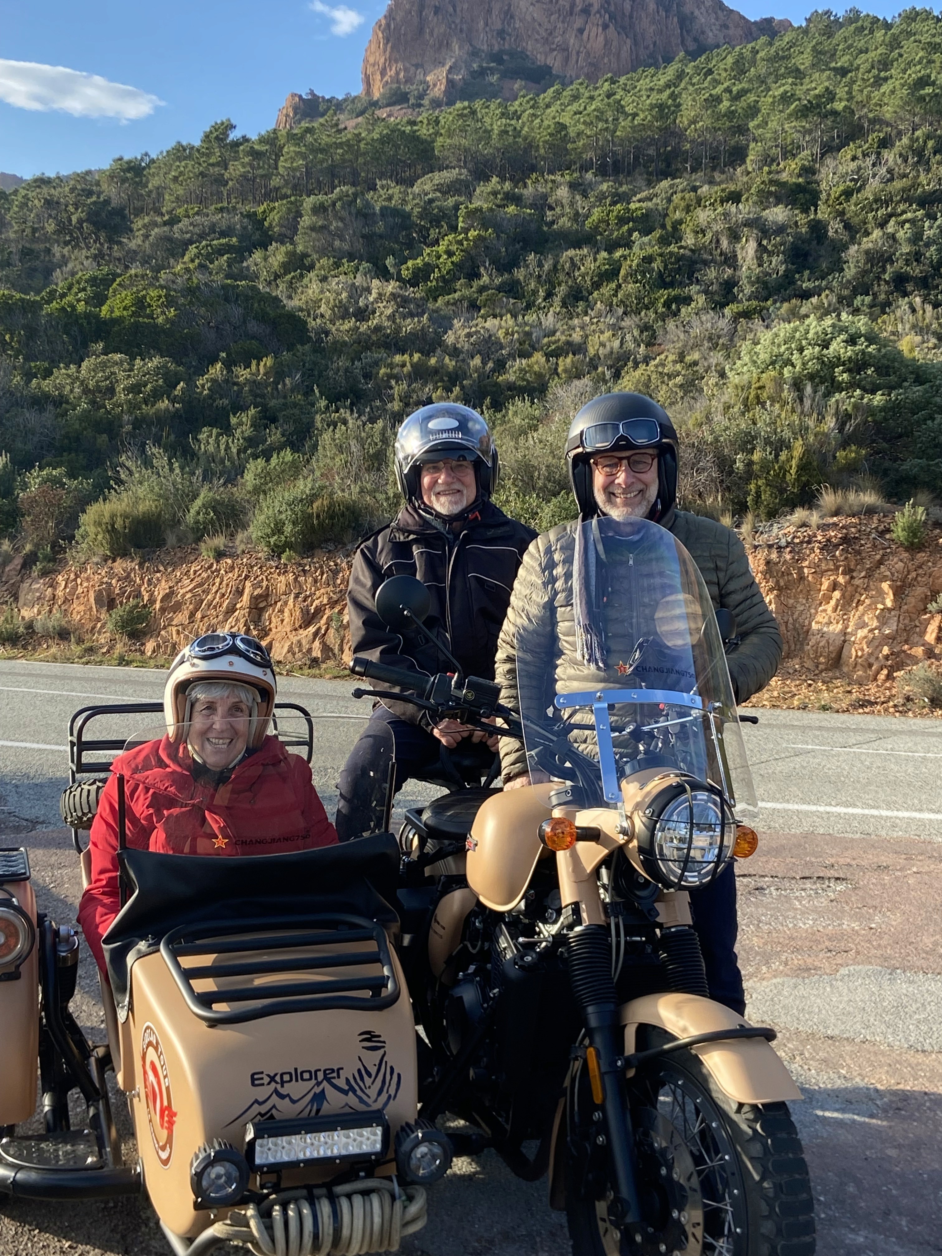 Moto side-car beige devant une façade en pierre à Mandelieu-la-Napoule.