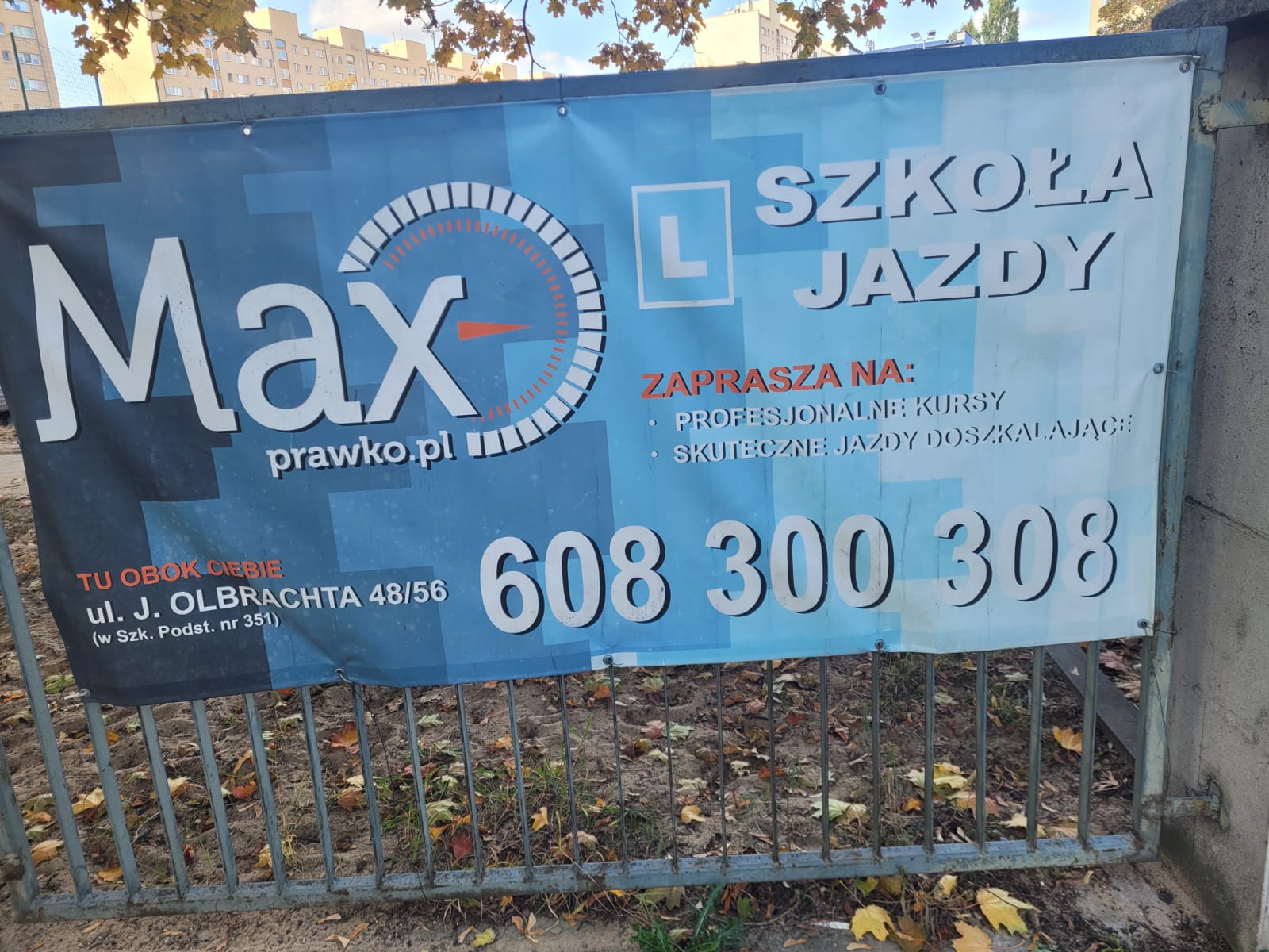 Samochody na placu manewrowym w szkole nauki jazdy OSK You Can Drive w Rzeszowie na placu manewrowym.