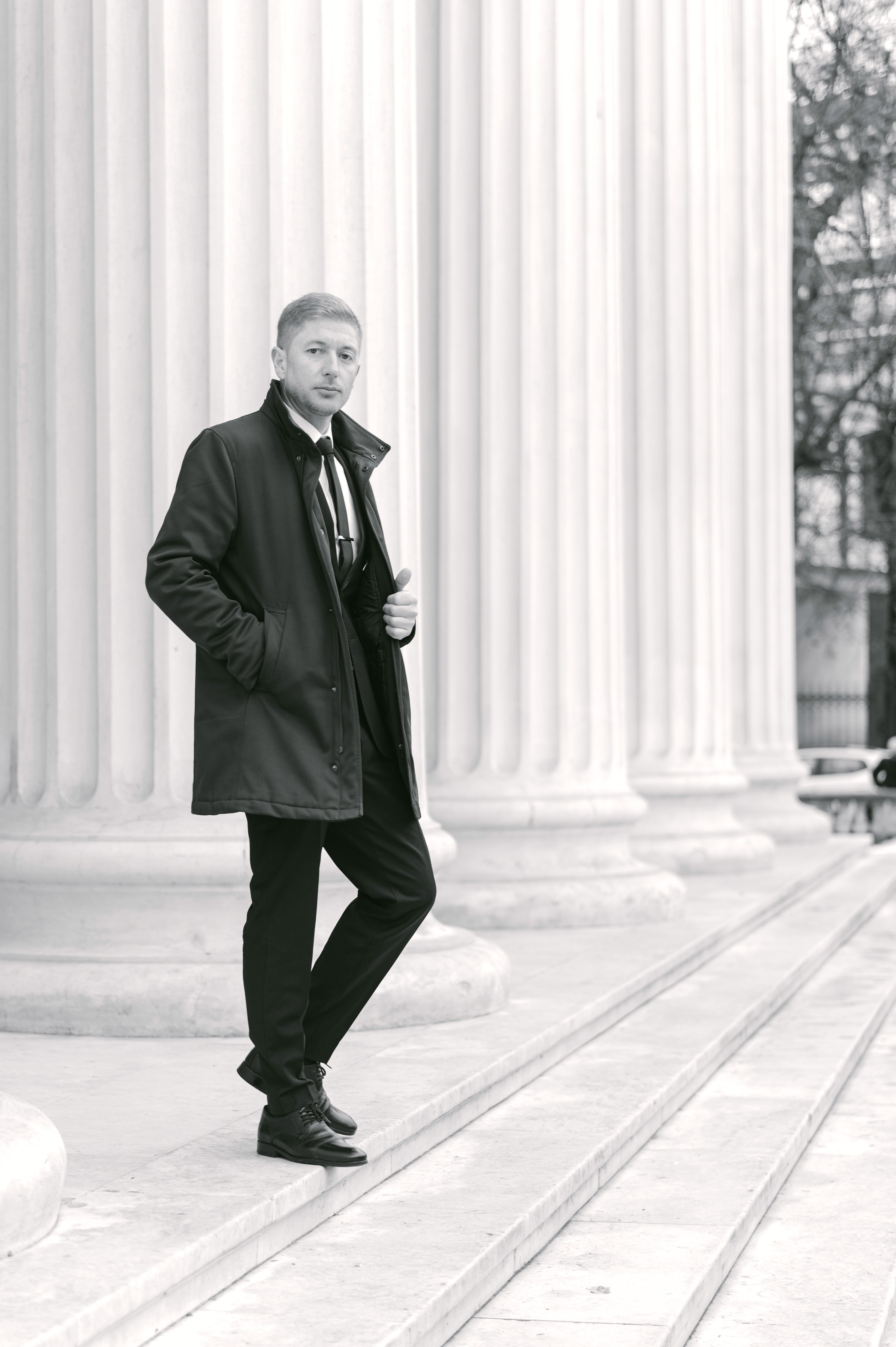 Portret alb negru corporate masculin realizat la Ateneul Român, cadru arhitectural clasic