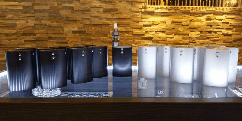 Koleksi vape rekaan minimalis berwarna hitam dan putih.