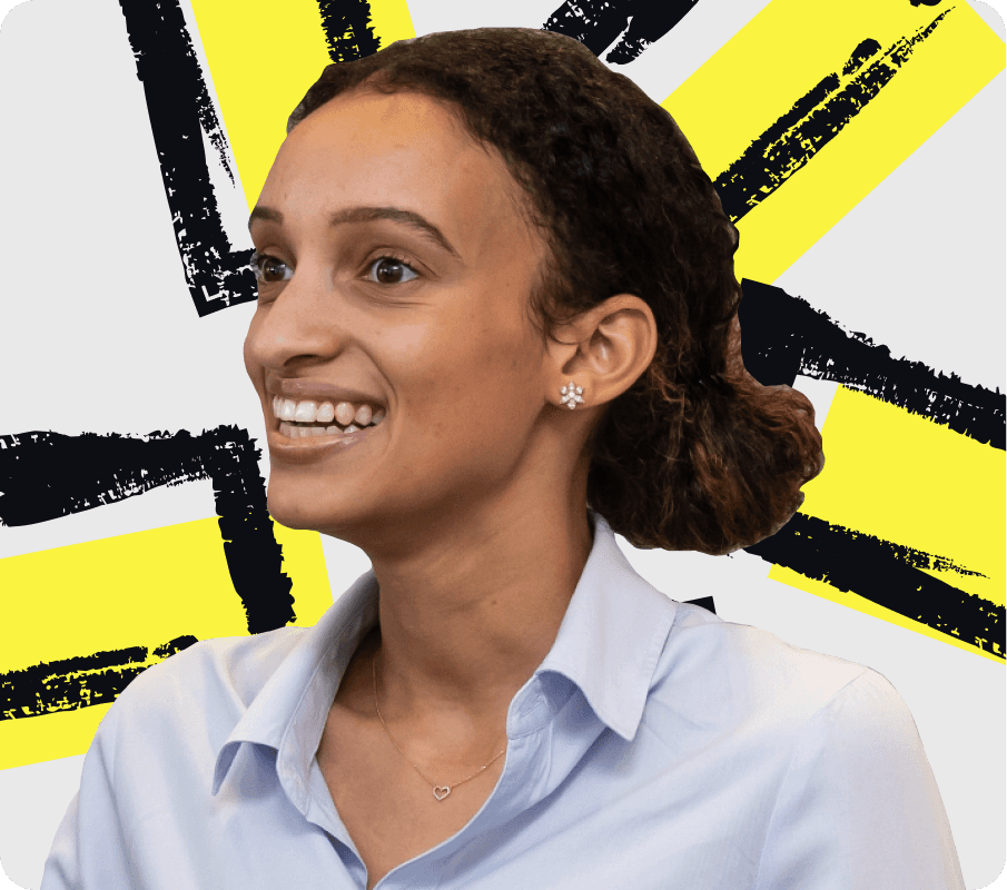 Vrouw die blij kijkt