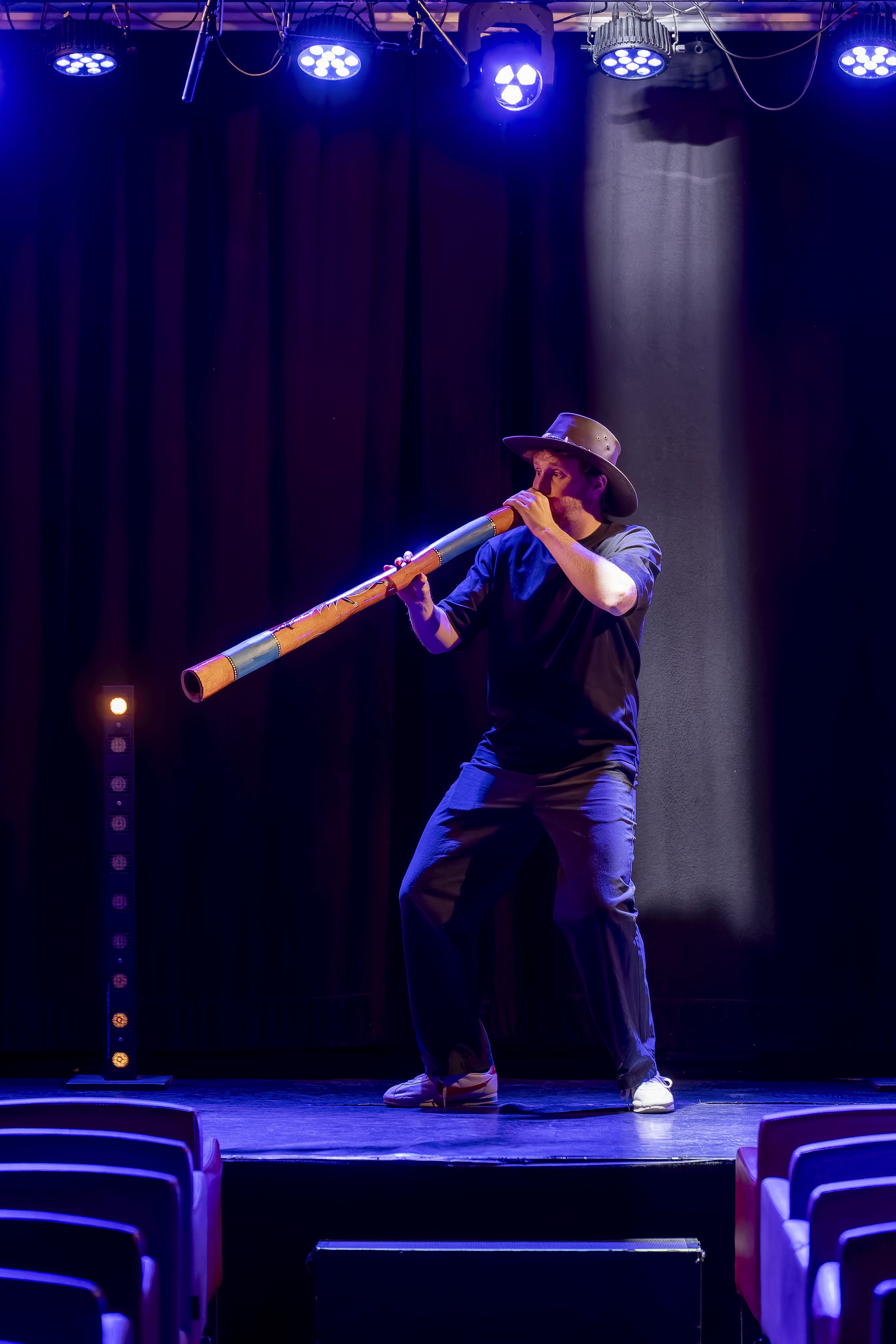Jojo joue du didgeridoo coloré sur scène