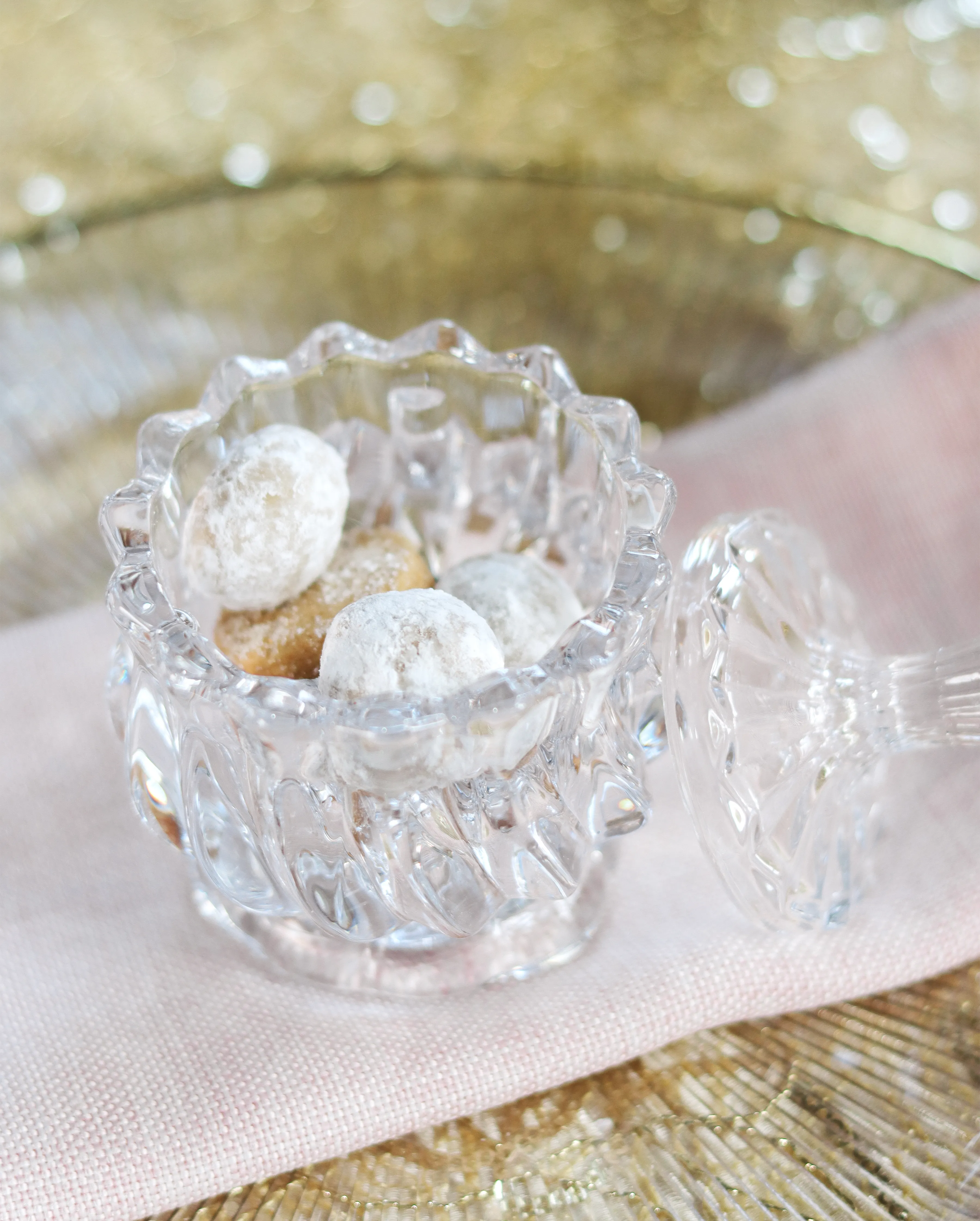 Frasco de cristal con galletas sobre servilleta rosa