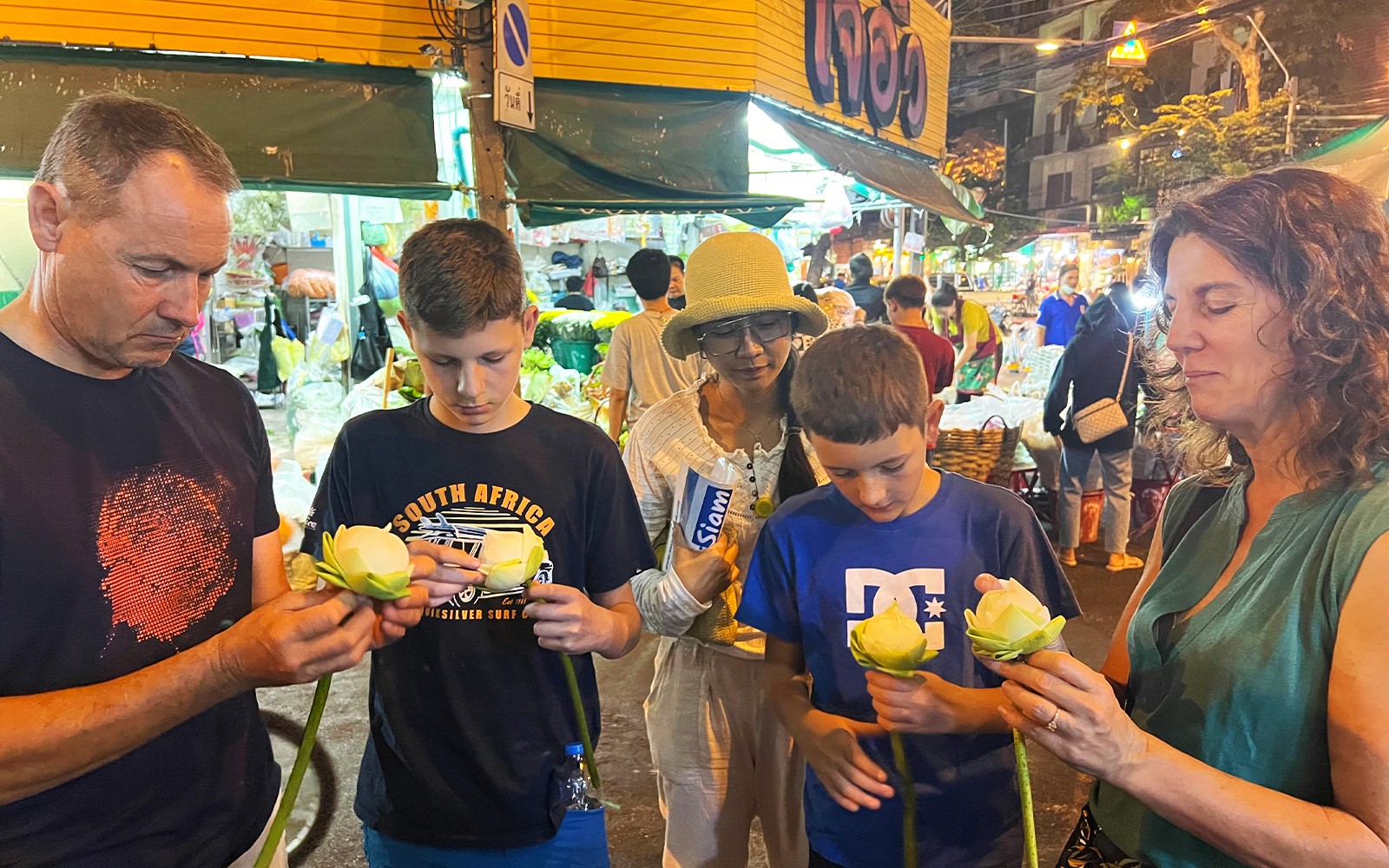 在曼谷嘟嘟车夜游期间，全家人一同折叠莲花，并享用唐人街街头美食。