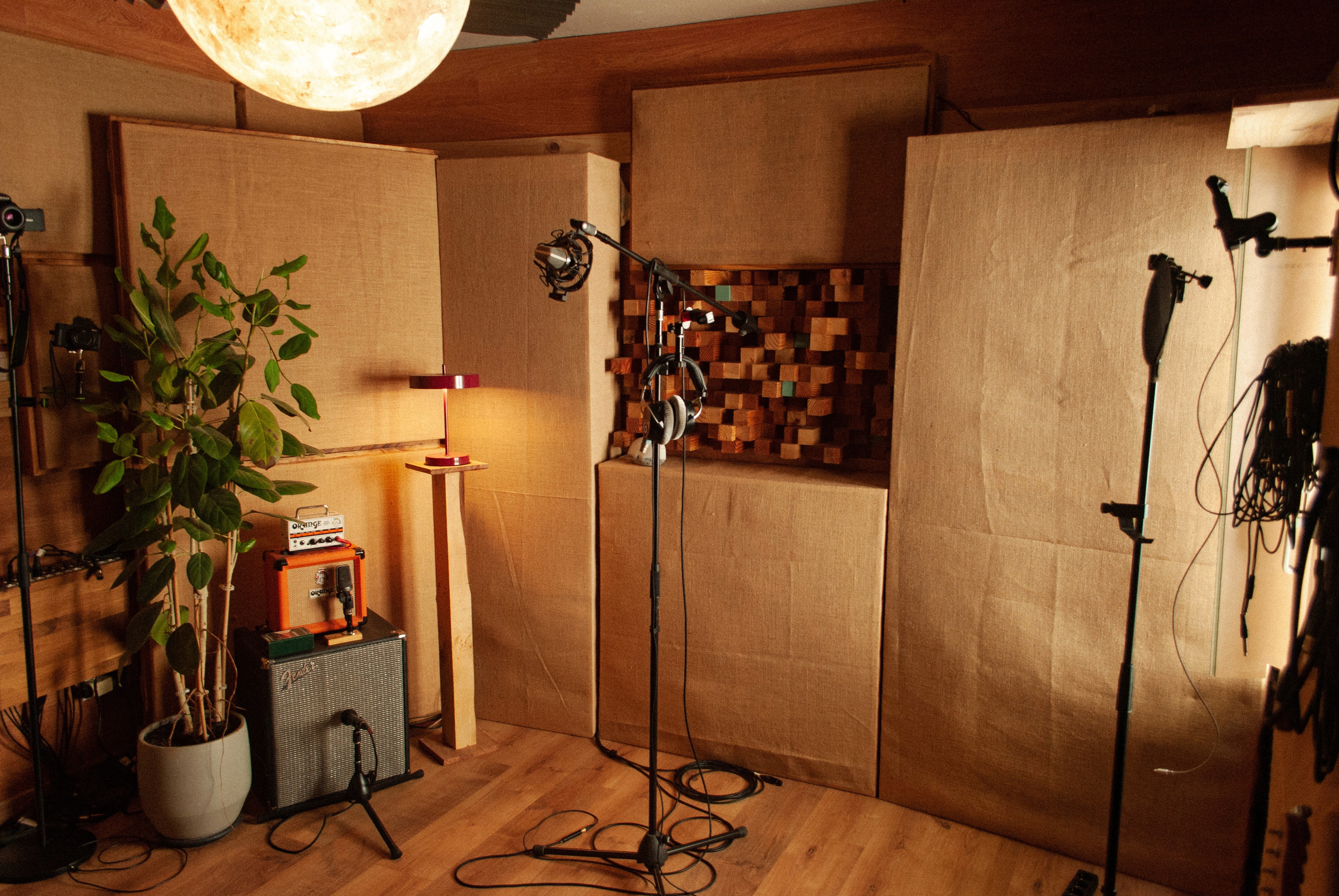 Live room du Studio Ma à Bordeaux, espace boisé et lumière chaude