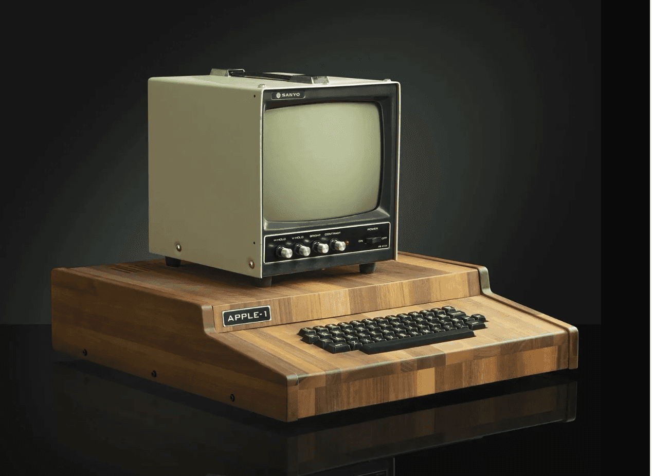 Komputer Apple I prezentowany w muzeum Apple. Z elastycznym systemem sprzedażowym Going Places. zapewniamy łatwy wybór dogodnego terminu wizyty