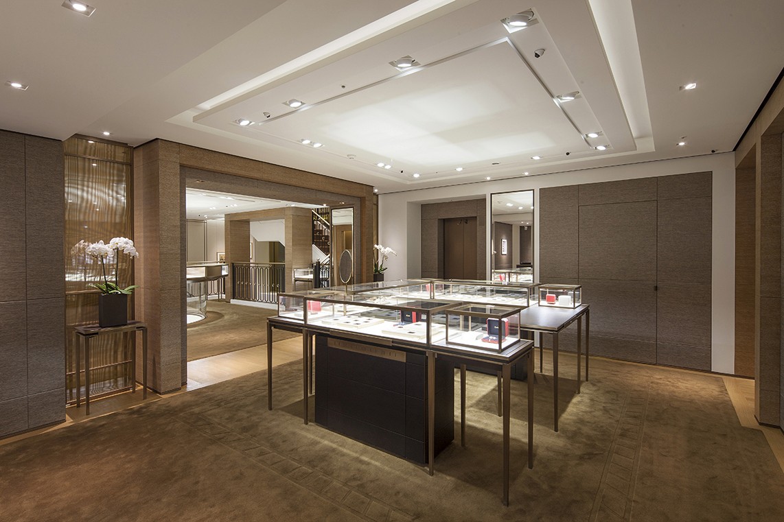 까르띠에 메종 청담 플래그십 스토어 인테리어 전경 – 쇼케이스