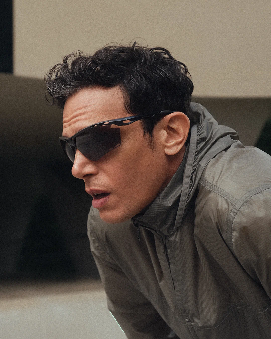 Runner wearing hearing technology during exercise for Fielmann’s modern hearing care campaign.