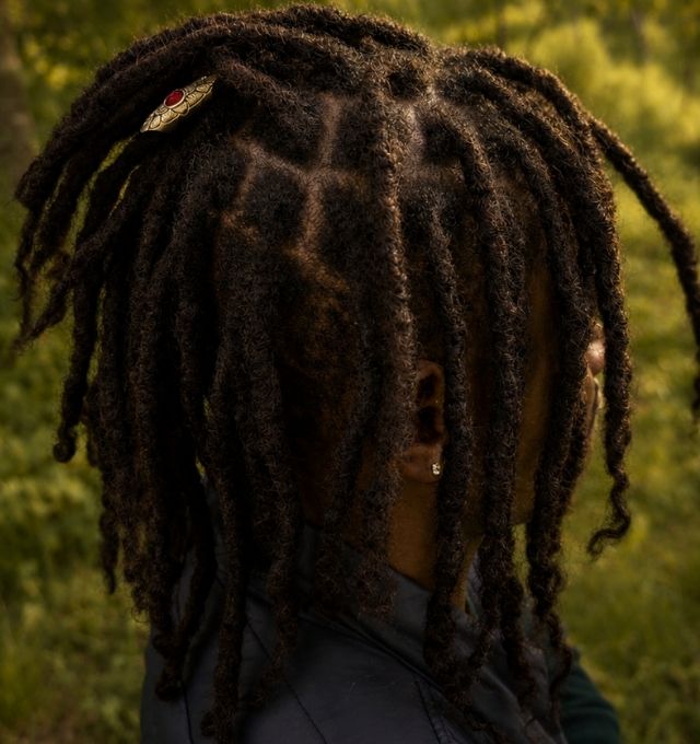 Création complète de dreadlocks sur toute la tête à domicile dans le Sud-Ouest par Claudie Dredauze.