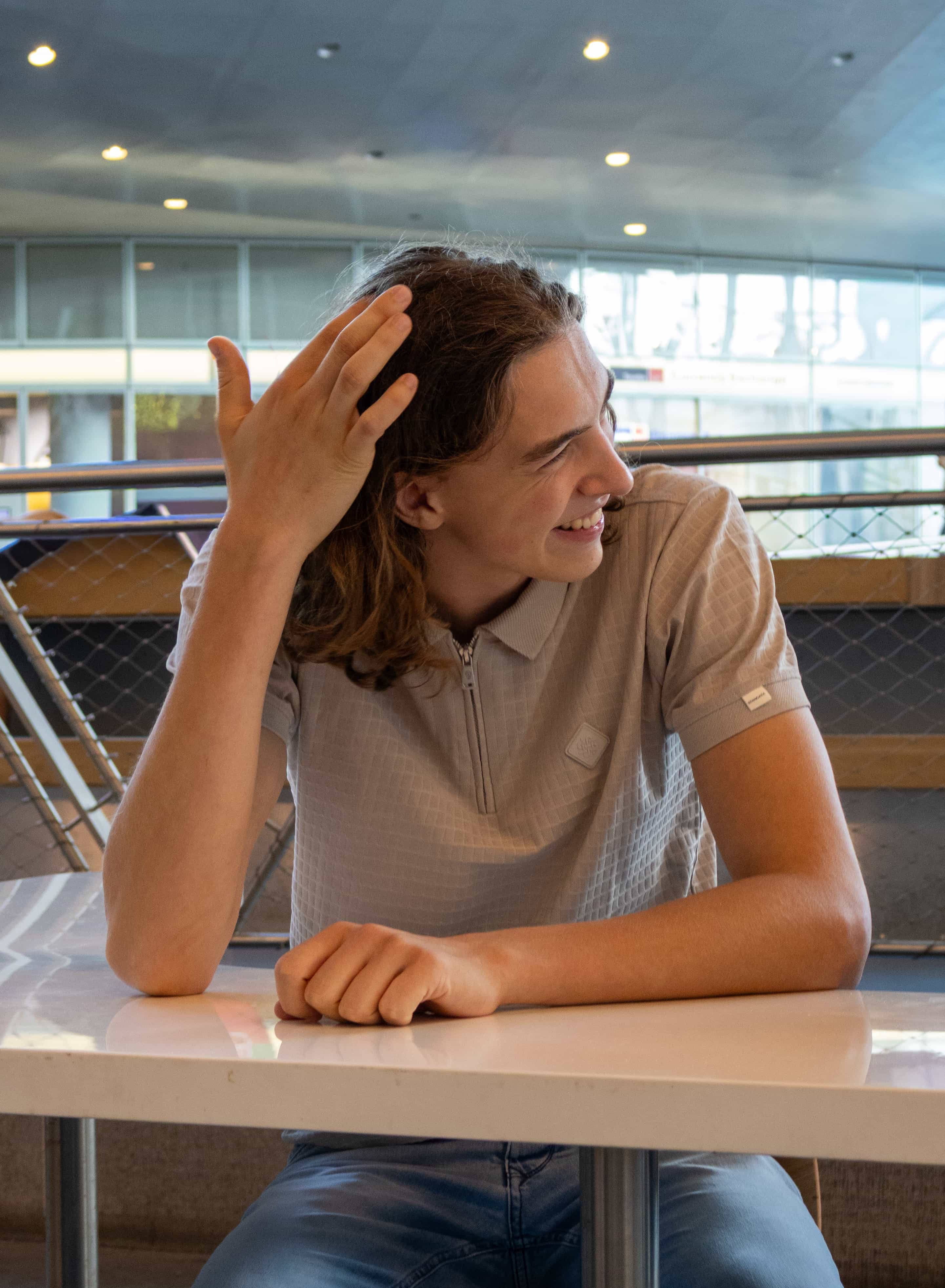 Rick van Dijk lachend aan tafel