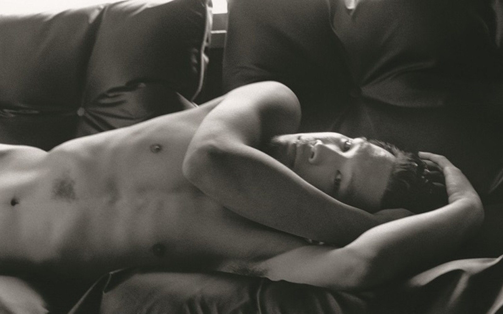 Foto en blanco y negro de la exposición Naked Time de Sakiko Nomura en MAPFRE, Madrid.