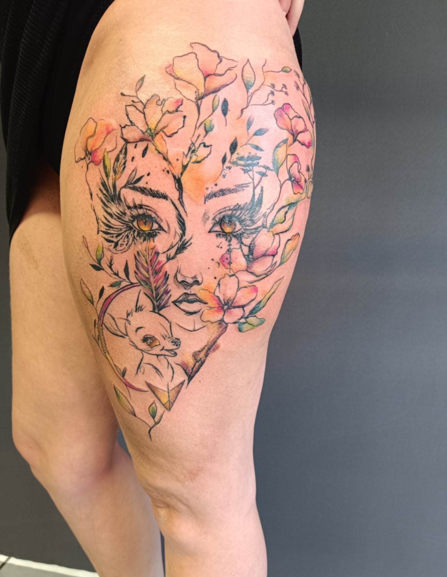 tatouage cuisse femme visage couleur