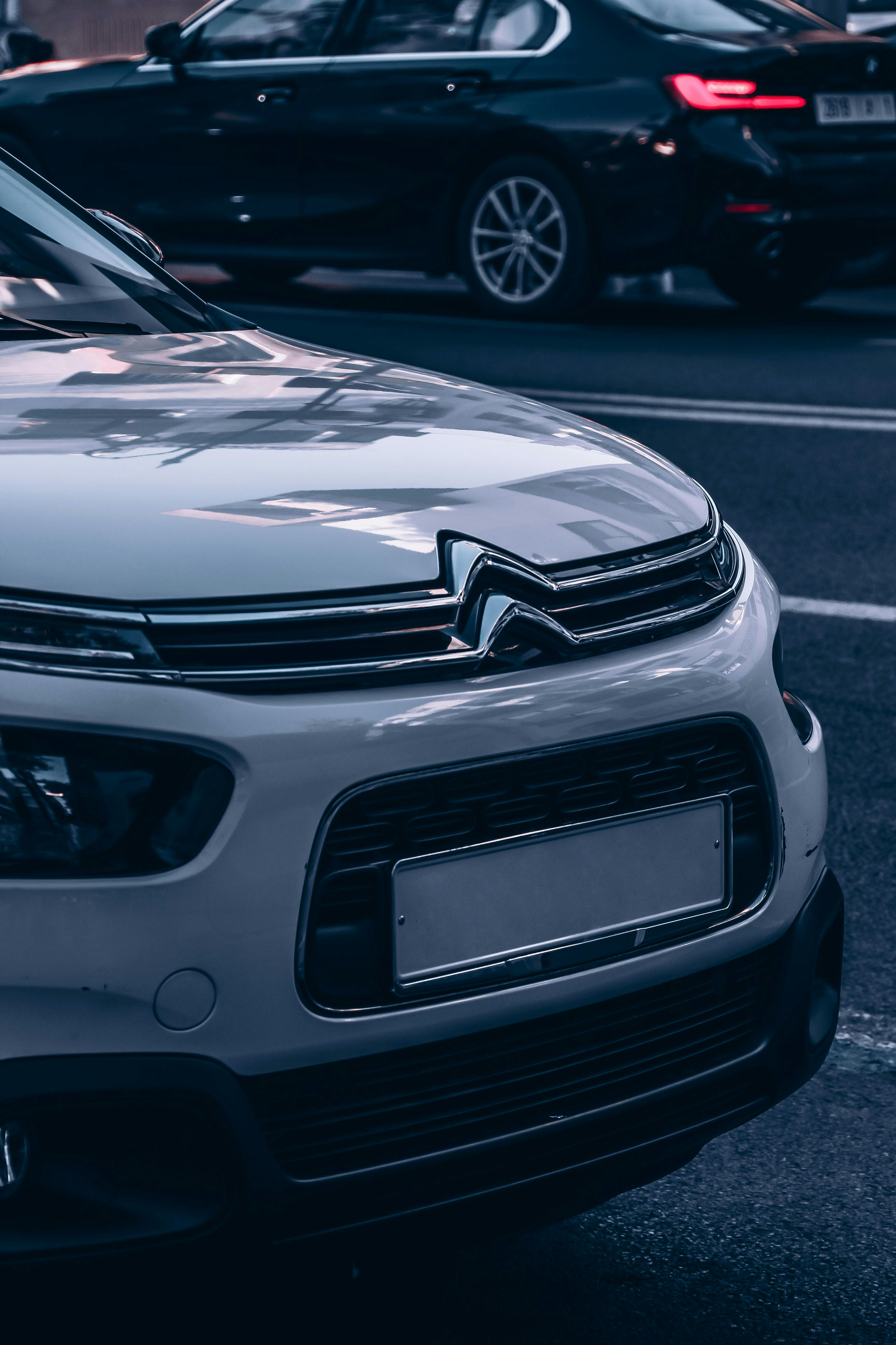 Le double chevron Citroën, emblème d’élégance et d’audace, incarne plus d’un siècle d’innovation automobile.