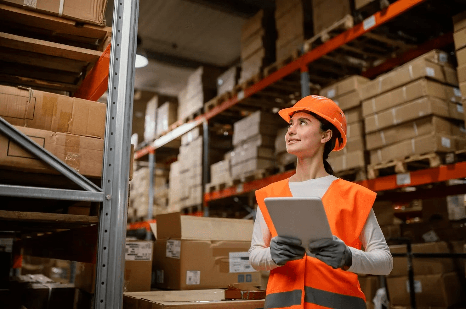 Frachtflugzeug auf einem Flughafen geparkt