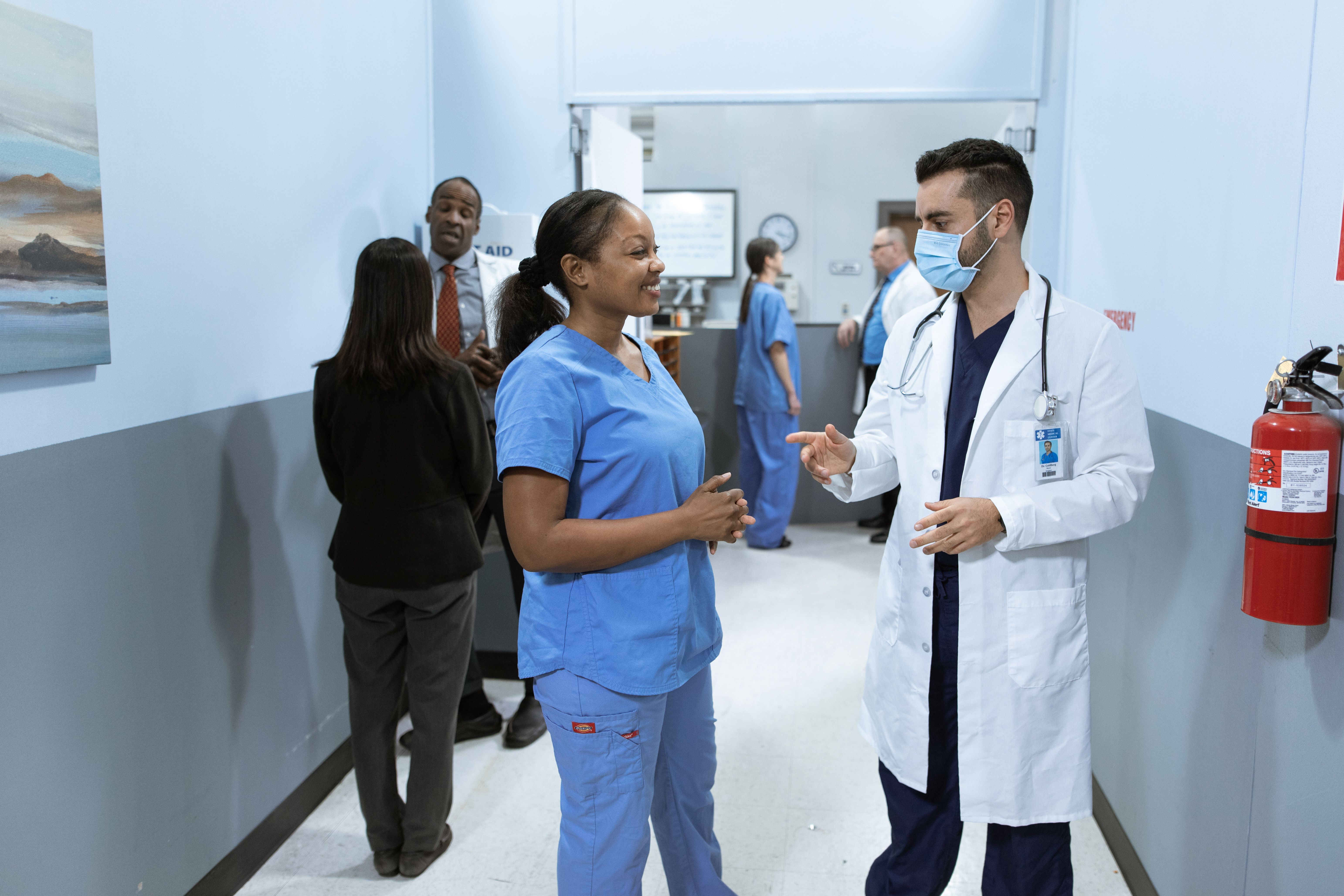 doctors-and-nurses-in-a-hospital-hallway-discussing-medical-matters. - rdne-stock-project (pexels)