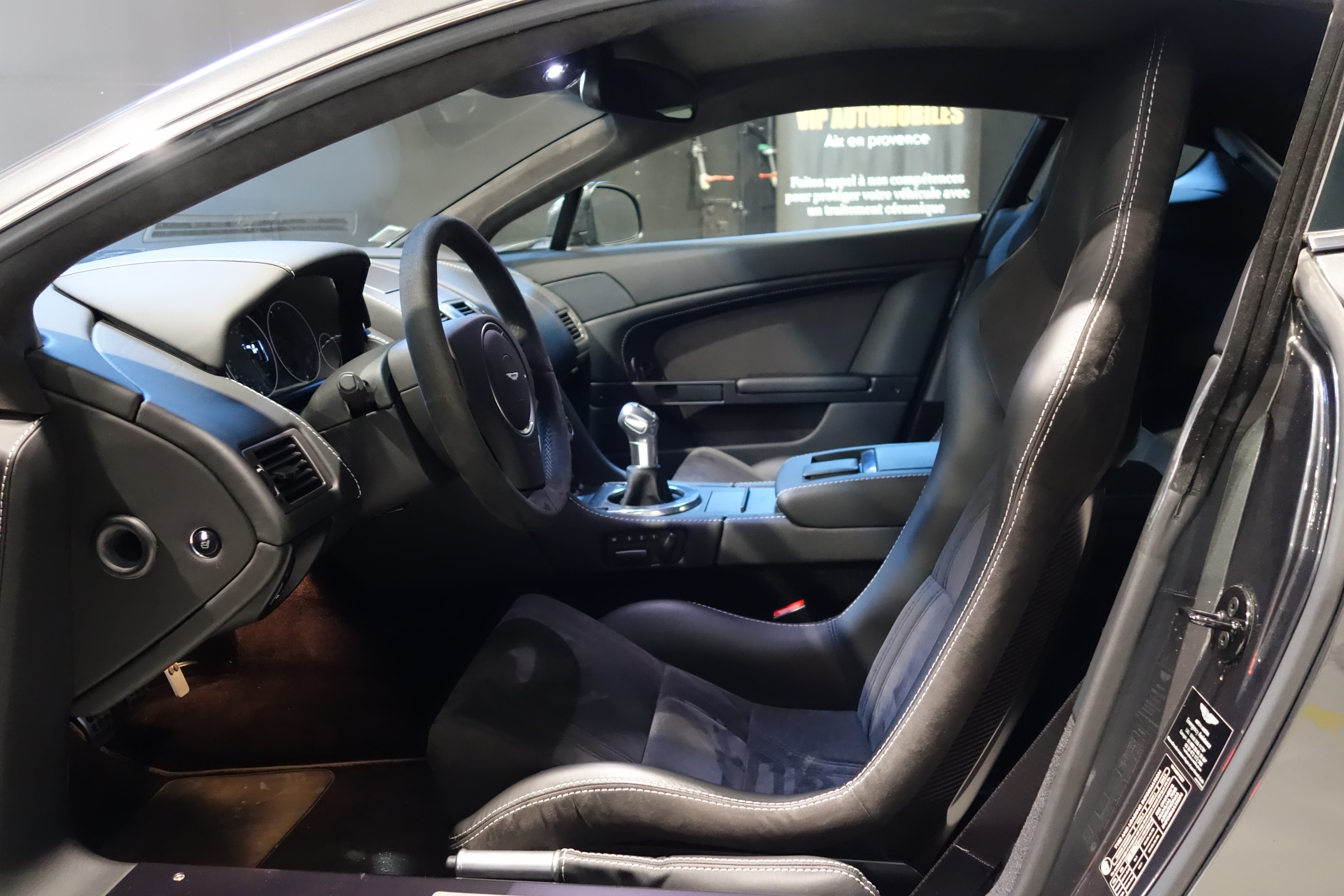 ASTON MARTIN V12 SIEGES CARBONE