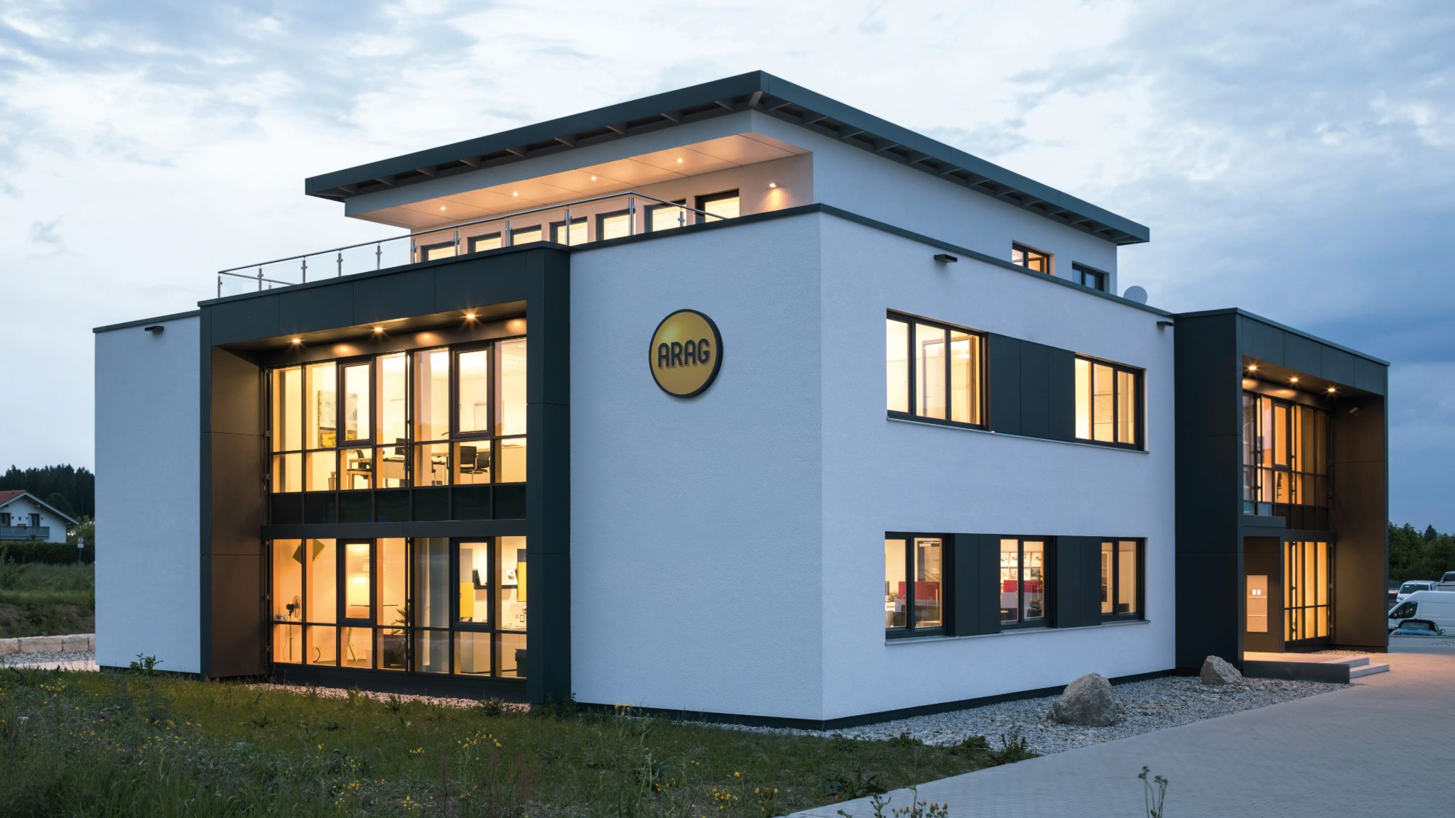 Blick auf modernes Bürogebäude mit Innenbeleuchtung.