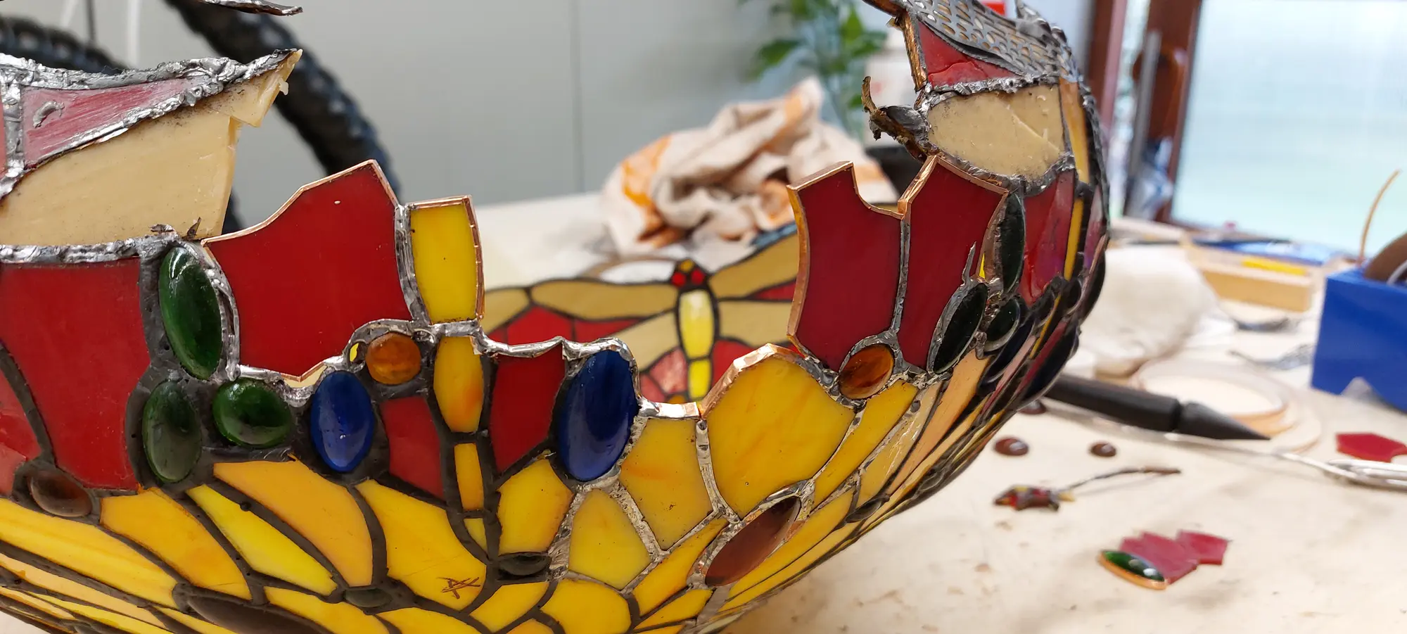 Tiffany lampenkap - beschadigde glasstukken werden verwijderd om nieuw gesnede glasstukken te kunnen plaatsen
