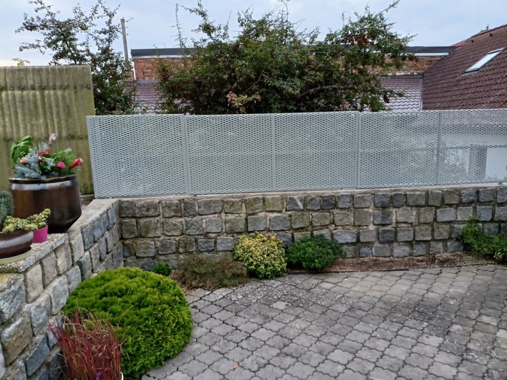 Ocelové oplocení s výplní z tahokovu